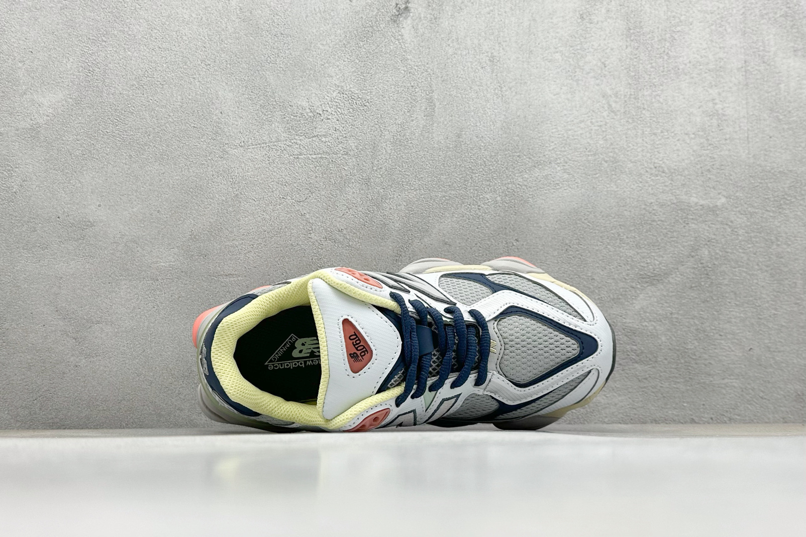 图片[3]-New Balance NB9060系列 复古休闲运动慢跑鞋 #鞋款灵感源自设计师本人对夏日的怀日回忆。鞋面大身由空间双格及磨砂鞋面拼接而生，配以柔和、温暖的粉橘色调，夏日氛围拉满 #采用大面积网眼以及麂皮材质覆盖鞋身，还原经典气质。搭载ABZORB避震科技，由泡沫聚酯制成，上脚可以有效减少由鞋底反弹对身体及双腿的冲击力 货号：U9060TMB 尺码：36 37 37.5 38 38.5 39 40 40.5 41 42 42.5 43 44 45-选品中心