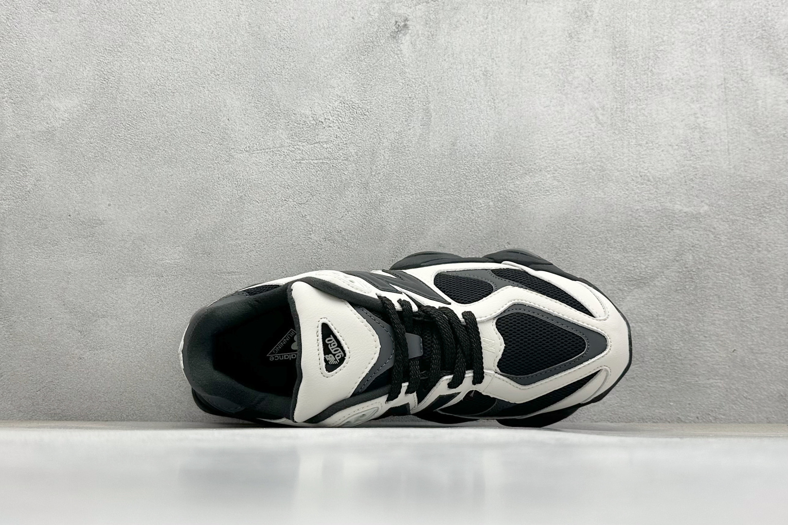 图片[3]-New Balance NB9060系列 复古休闲运动慢跑鞋 #鞋款灵感源自设计师本人对夏日的怀日回忆。鞋面大身由空间双格及磨砂鞋面拼接而生，配以柔和、温暖的粉橘色调，夏日氛围拉满 #采用大面积网眼以及麂皮材质覆盖鞋身，还原经典气质。搭载ABZORB避震科技，由泡沫聚酯制成，上脚可以有效减少由鞋底反弹对身体及双腿的冲击力 货号：U9060ZBS 尺码：36 37 37.5 38 38.5 39 40 40.5 41 42 42.5 43 44 45-选品中心