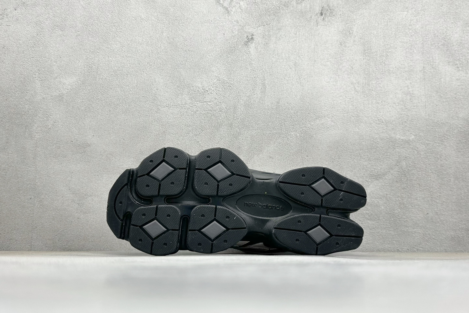 图片[4]-New Balance NB9060系列 复古休闲运动慢跑鞋 #鞋款灵感源自设计师本人对夏日的怀日回忆。鞋面大身由空间双格及磨砂鞋面拼接而生，配以柔和、温暖的粉橘色调，夏日氛围拉满 #采用大面积网眼以及麂皮材质覆盖鞋身，还原经典气质。搭载ABZORB避震科技，由泡沫聚酯制成，上脚可以有效减少由鞋底反弹对身体及双腿的冲击力 货号：U9060ZBS 尺码：36 37 37.5 38 38.5 39 40 40.5 41 42 42.5 43 44 45-选品中心