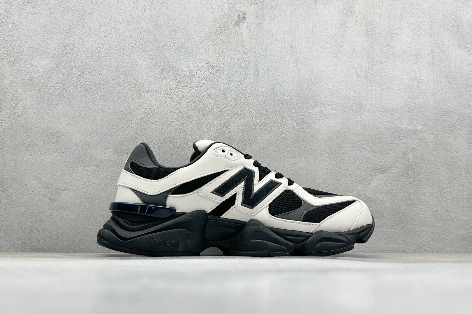 图片[2]-New Balance NB9060系列 复古休闲运动慢跑鞋 #鞋款灵感源自设计师本人对夏日的怀日回忆。鞋面大身由空间双格及磨砂鞋面拼接而生，配以柔和、温暖的粉橘色调，夏日氛围拉满 #采用大面积网眼以及麂皮材质覆盖鞋身，还原经典气质。搭载ABZORB避震科技，由泡沫聚酯制成，上脚可以有效减少由鞋底反弹对身体及双腿的冲击力 货号：U9060ZBS 尺码：36 37 37.5 38 38.5 39 40 40.5 41 42 42.5 43 44 45-选品中心