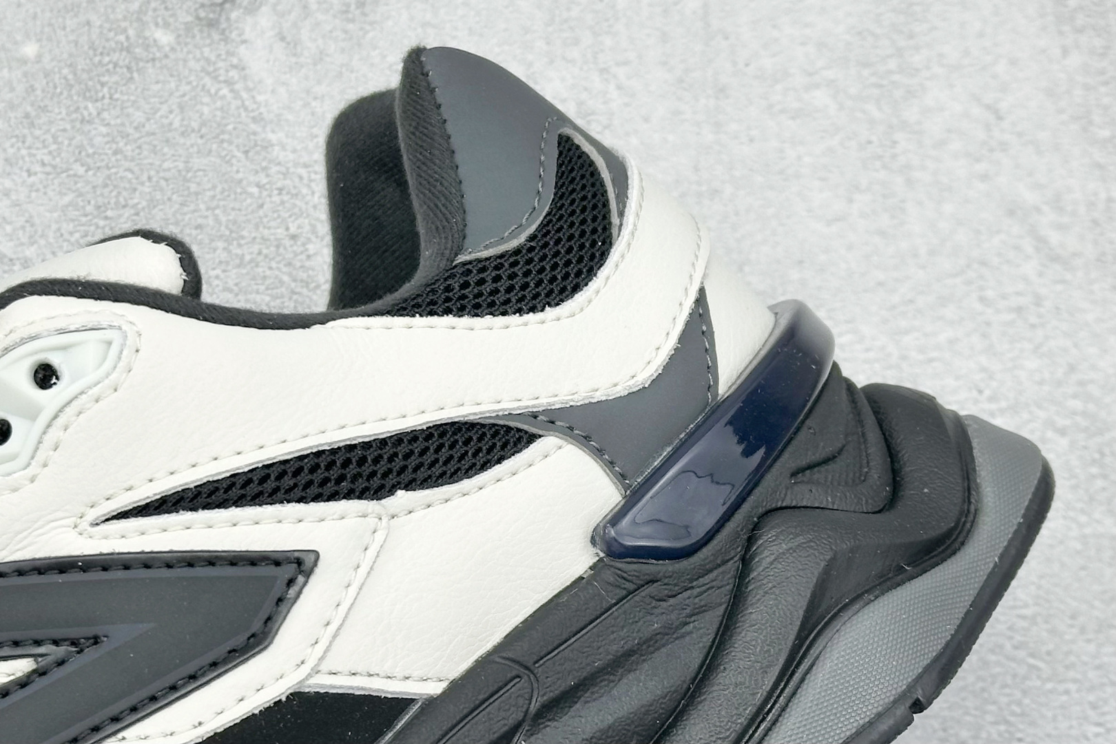 图片[9]-New Balance NB9060系列 复古休闲运动慢跑鞋 #鞋款灵感源自设计师本人对夏日的怀日回忆。鞋面大身由空间双格及磨砂鞋面拼接而生，配以柔和、温暖的粉橘色调，夏日氛围拉满 #采用大面积网眼以及麂皮材质覆盖鞋身，还原经典气质。搭载ABZORB避震科技，由泡沫聚酯制成，上脚可以有效减少由鞋底反弹对身体及双腿的冲击力 货号：U9060ZBS 尺码：36 37 37.5 38 38.5 39 40 40.5 41 42 42.5 43 44 45-选品中心