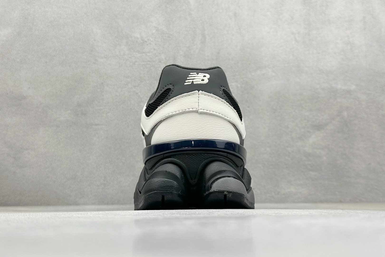 图片[6]-New Balance NB9060系列 复古休闲运动慢跑鞋 #鞋款灵感源自设计师本人对夏日的怀日回忆。鞋面大身由空间双格及磨砂鞋面拼接而生，配以柔和、温暖的粉橘色调，夏日氛围拉满 #采用大面积网眼以及麂皮材质覆盖鞋身，还原经典气质。搭载ABZORB避震科技，由泡沫聚酯制成，上脚可以有效减少由鞋底反弹对身体及双腿的冲击力 货号：U9060ZBS 尺码：36 37 37.5 38 38.5 39 40 40.5 41 42 42.5 43 44 45-选品中心