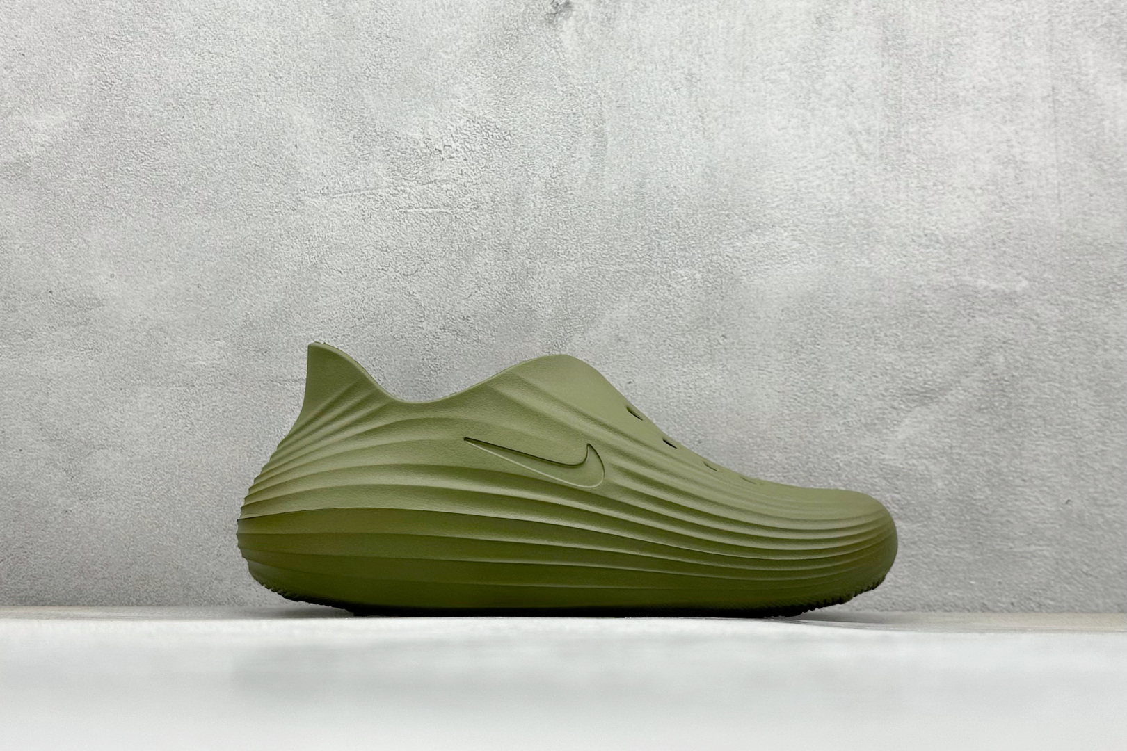 图片[2]-Nike ReactX Rejuven8 Slide 耐克夏日穿搭凉鞋  #采用质感柔软且出众回弹的 ReactX泡绵，缔造非凡舒适的日常穿着体验，助你保持活力。  货号：HV5060-201 尺码：35-40-选品中心