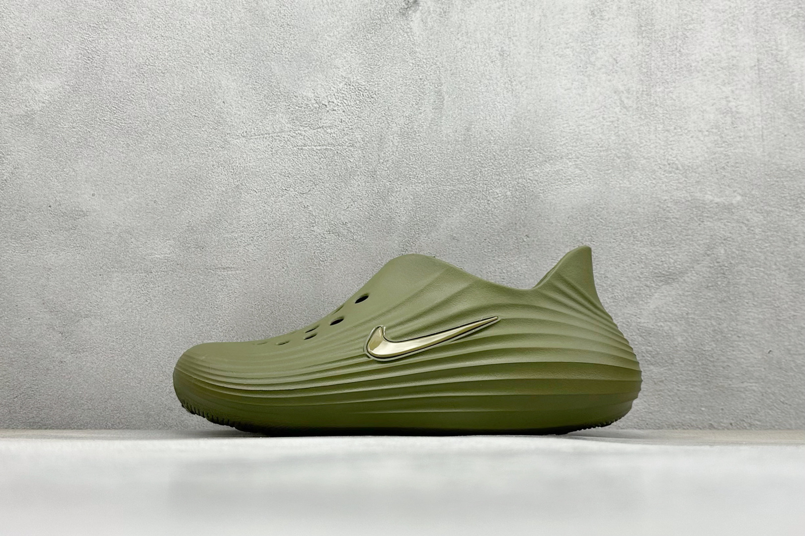 Nike ReactX Rejuven8 Slide 耐克夏日穿搭凉鞋  #采用质感柔软且出众回弹的 ReactX泡绵，缔造非凡舒适的日常穿着体验，助你保持活力。  货号：HV5060-201 尺码：35-40-选品中心