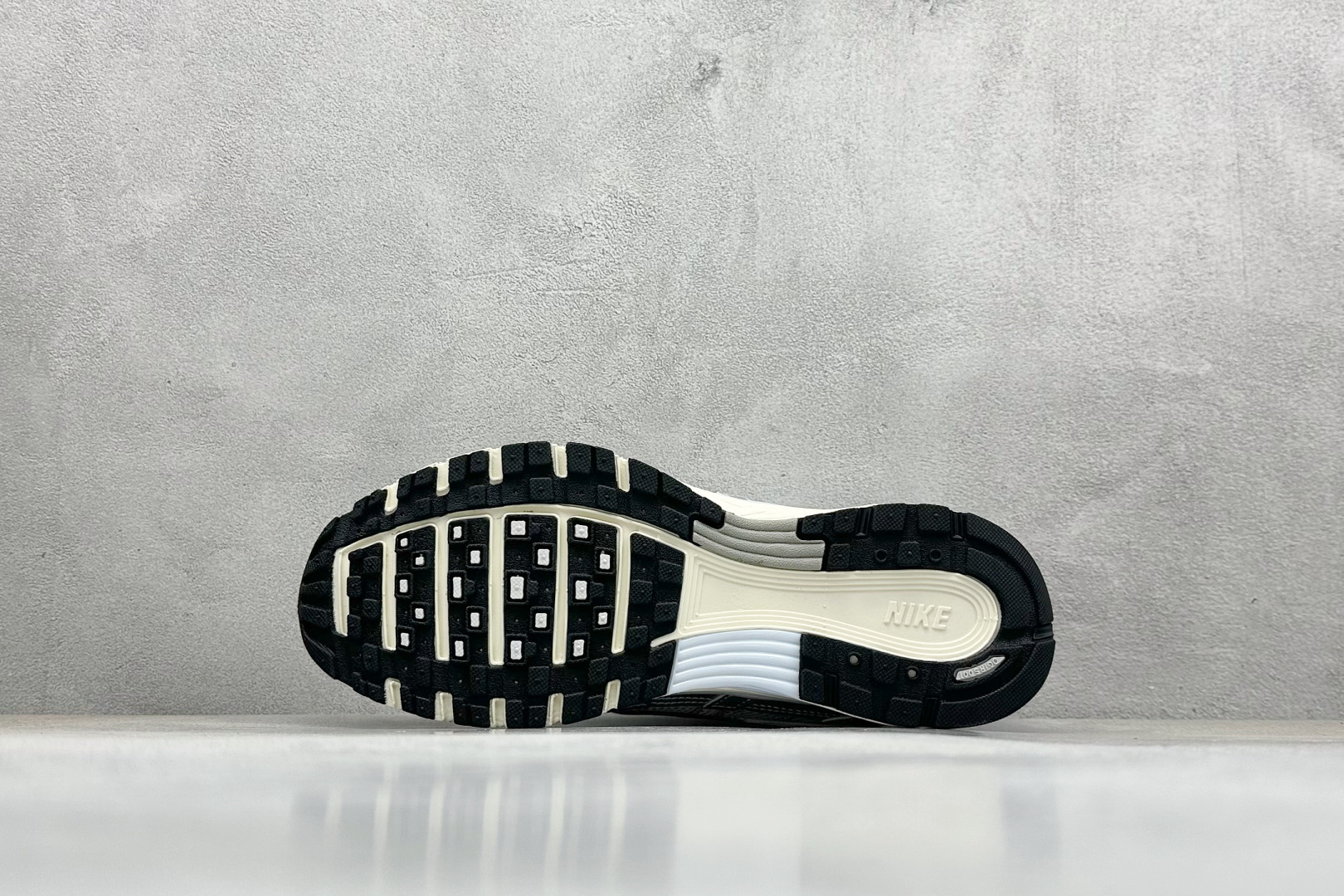 图片[4]-NK P-6000 系列低帮复古老爹风休闲运动舒适慢跑鞋 购入原鞋原装纸板楦头开发 独家私模四层组合大底 市场唯一正确版本 良心定价 新配色陆续出货 进口三文治网面 融合 Pegasus 过往运动鞋设计 助力 21 世纪早期跑步运动跃升时尚新高度 采用透气网眼布、运动风格线条和耐穿覆面 兼具吸睛外观和舒适感受 中底泡绵以田径赛道为灵感 打造厚实设计 缔造出众缓震性能 货号：BV1021 106 尺码：36 36.5 37.5 38 38.5 39 40 40.5 41 42 42.5 43 44 44.5 45-选品中心