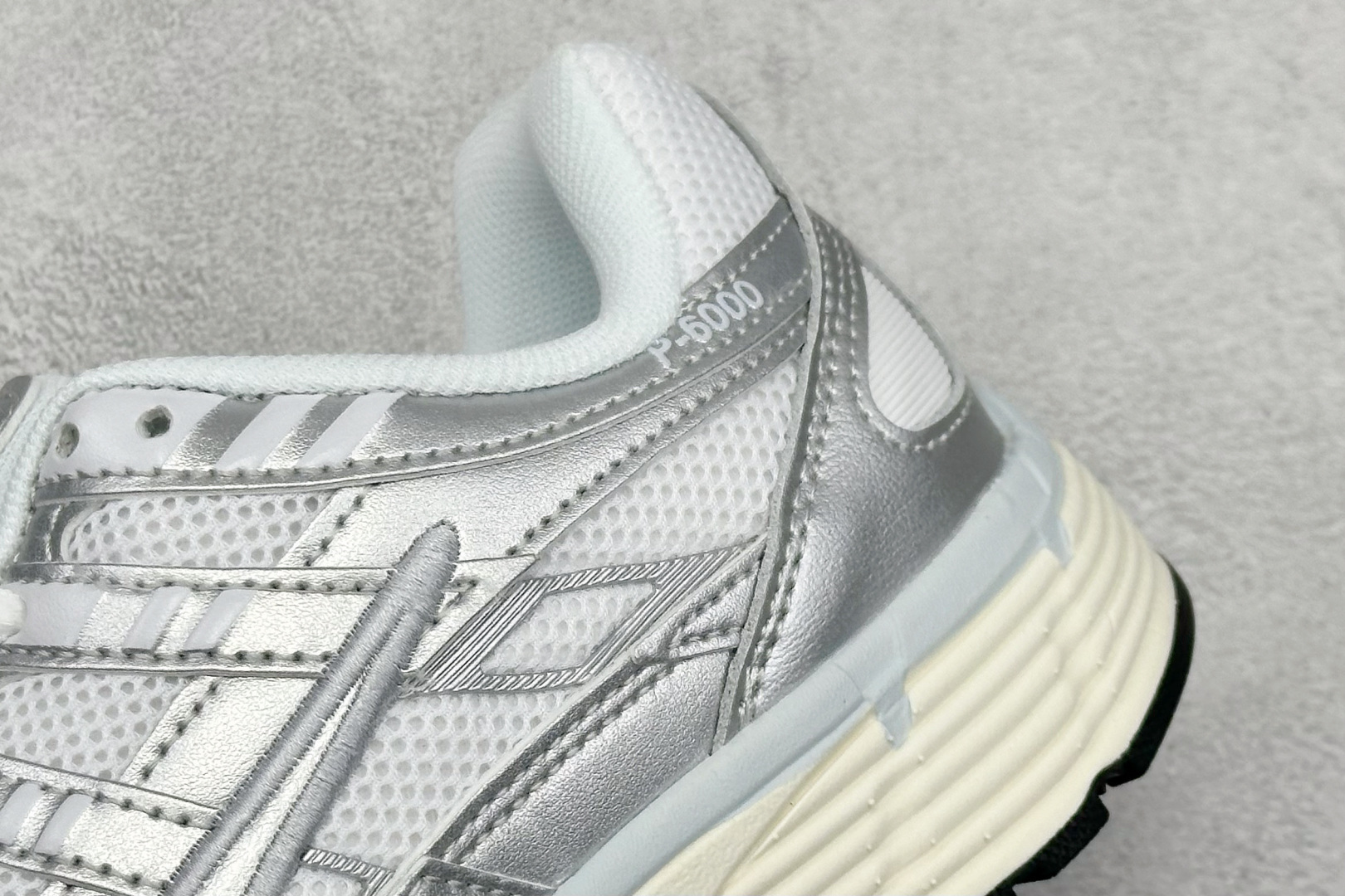 图片[9]-NK P-6000 系列低帮复古老爹风休闲运动舒适慢跑鞋 购入原鞋原装纸板楦头开发 独家私模四层组合大底 市场唯一正确版本 良心定价 新配色陆续出货 进口三文治网面 融合 Pegasus 过往运动鞋设计 助力 21 世纪早期跑步运动跃升时尚新高度 采用透气网眼布、运动风格线条和耐穿覆面 兼具吸睛外观和舒适感受 中底泡绵以田径赛道为灵感 打造厚实设计 缔造出众缓震性能 货号：BV1021 106 尺码：36 36.5 37.5 38 38.5 39 40 40.5 41 42 42.5 43 44 44.5 45-选品中心