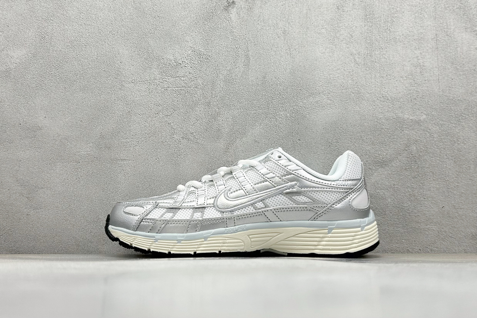 NK P-6000 系列低帮复古老爹风休闲运动舒适慢跑鞋 购入原鞋原装纸板楦头开发 独家私模四层组合大底 市场唯一正确版本 良心定价 新配色陆续出货 进口三文治网面 融合 Pegasus 过往运动鞋设计 助力 21 世纪早期跑步运动跃升时尚新高度 采用透气网眼布、运动风格线条和耐穿覆面 兼具吸睛外观和舒适感受 中底泡绵以田径赛道为灵感 打造厚实设计 缔造出众缓震性能 货号：BV1021 106 尺码：36 36.5 37.5 38 38.5 39 40 40.5 41 42 42.5 43 44 44.5 45-选品中心