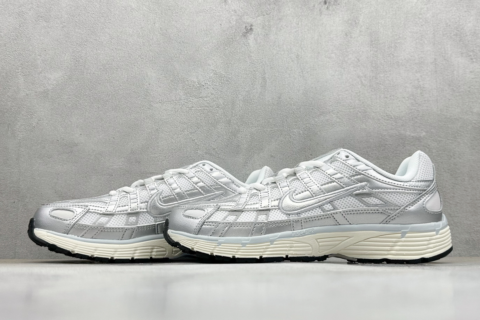 图片[5]-NK P-6000 系列低帮复古老爹风休闲运动舒适慢跑鞋 购入原鞋原装纸板楦头开发 独家私模四层组合大底 市场唯一正确版本 良心定价 新配色陆续出货 进口三文治网面 融合 Pegasus 过往运动鞋设计 助力 21 世纪早期跑步运动跃升时尚新高度 采用透气网眼布、运动风格线条和耐穿覆面 兼具吸睛外观和舒适感受 中底泡绵以田径赛道为灵感 打造厚实设计 缔造出众缓震性能 货号：BV1021 106 尺码：36 36.5 37.5 38 38.5 39 40 40.5 41 42 42.5 43 44 44.5 45-选品中心