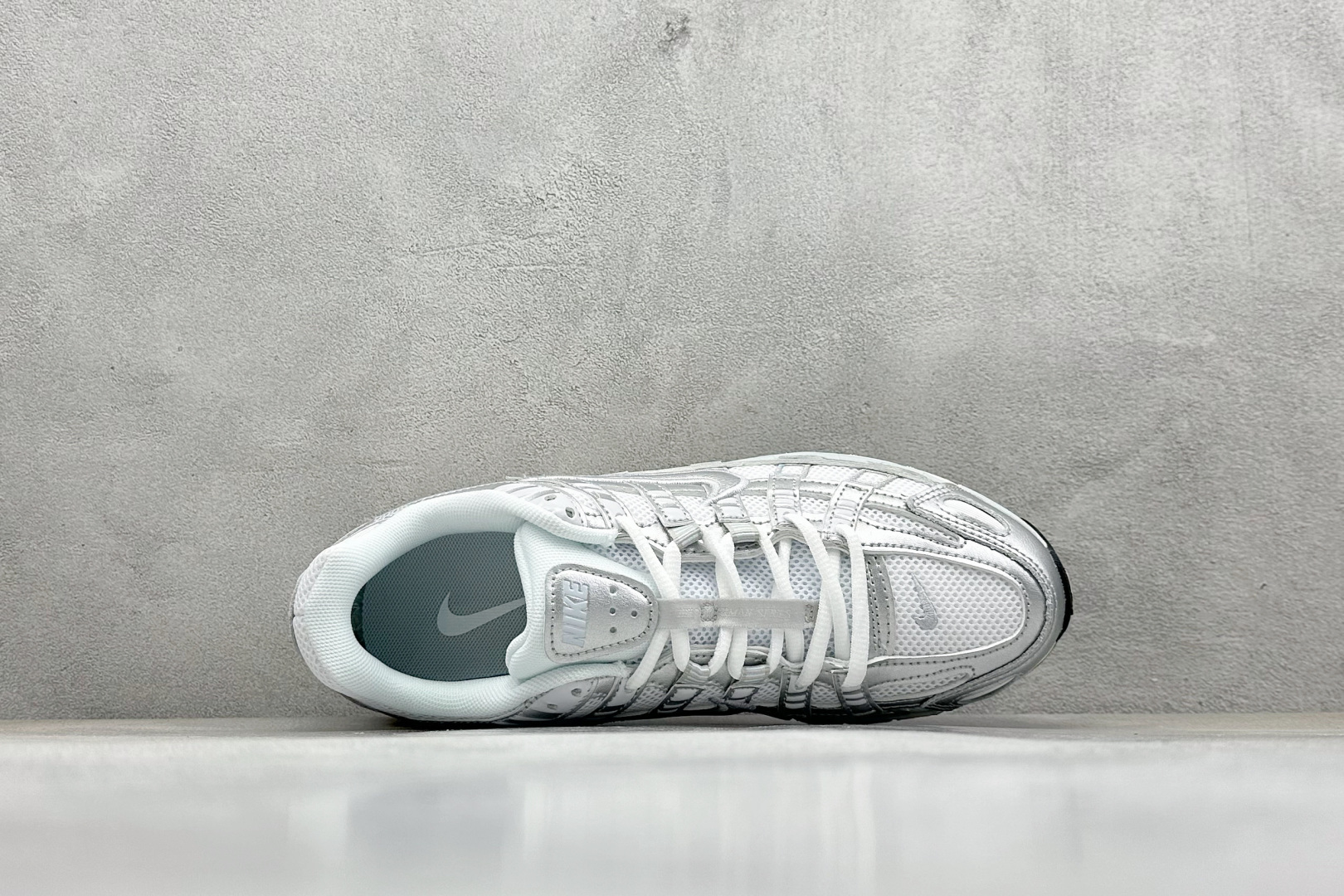 图片[3]-NK P-6000 系列低帮复古老爹风休闲运动舒适慢跑鞋 购入原鞋原装纸板楦头开发 独家私模四层组合大底 市场唯一正确版本 良心定价 新配色陆续出货 进口三文治网面 融合 Pegasus 过往运动鞋设计 助力 21 世纪早期跑步运动跃升时尚新高度 采用透气网眼布、运动风格线条和耐穿覆面 兼具吸睛外观和舒适感受 中底泡绵以田径赛道为灵感 打造厚实设计 缔造出众缓震性能 货号：BV1021 106 尺码：36 36.5 37.5 38 38.5 39 40 40.5 41 42 42.5 43 44 44.5 45-选品中心