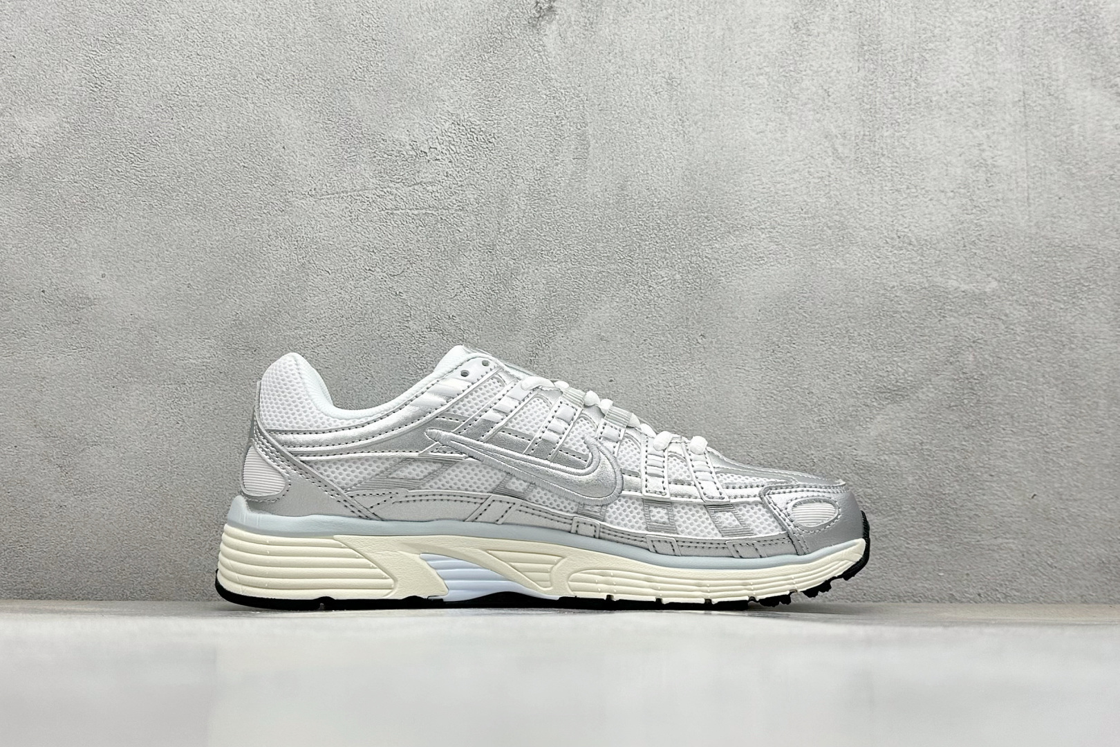 图片[2]-NK P-6000 系列低帮复古老爹风休闲运动舒适慢跑鞋 购入原鞋原装纸板楦头开发 独家私模四层组合大底 市场唯一正确版本 良心定价 新配色陆续出货 进口三文治网面 融合 Pegasus 过往运动鞋设计 助力 21 世纪早期跑步运动跃升时尚新高度 采用透气网眼布、运动风格线条和耐穿覆面 兼具吸睛外观和舒适感受 中底泡绵以田径赛道为灵感 打造厚实设计 缔造出众缓震性能 货号：BV1021 106 尺码：36 36.5 37.5 38 38.5 39 40 40.5 41 42 42.5 43 44 44.5 45-选品中心