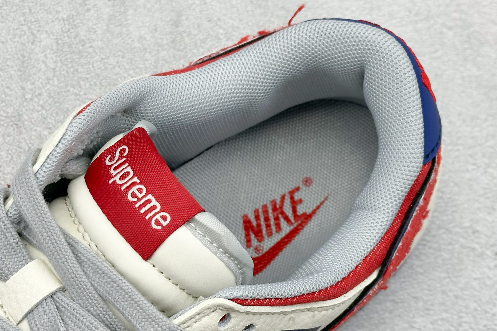 Nike SB Dunk Low “Supreme联名---帆布米蓝红双钩” 低帮休闲板鞋 XD1588-233