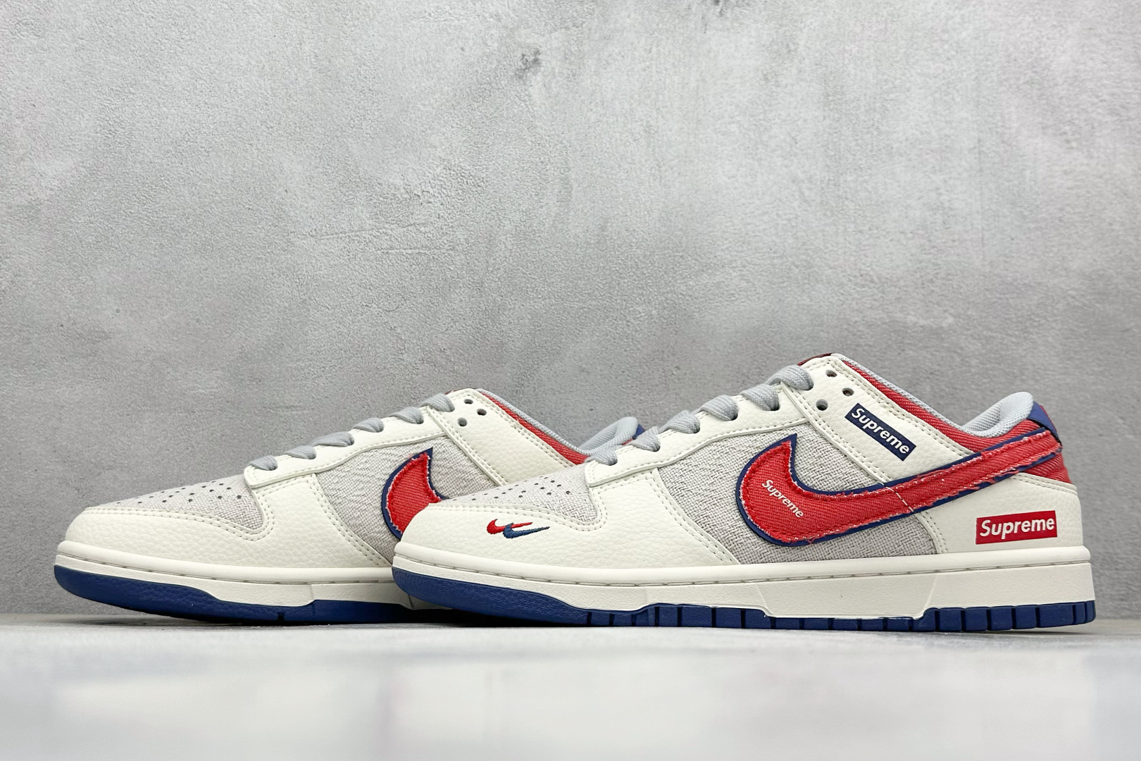 Nike SB Dunk Low “Supreme联名---帆布米蓝红双钩” 低帮休闲板鞋 XD1588-233
