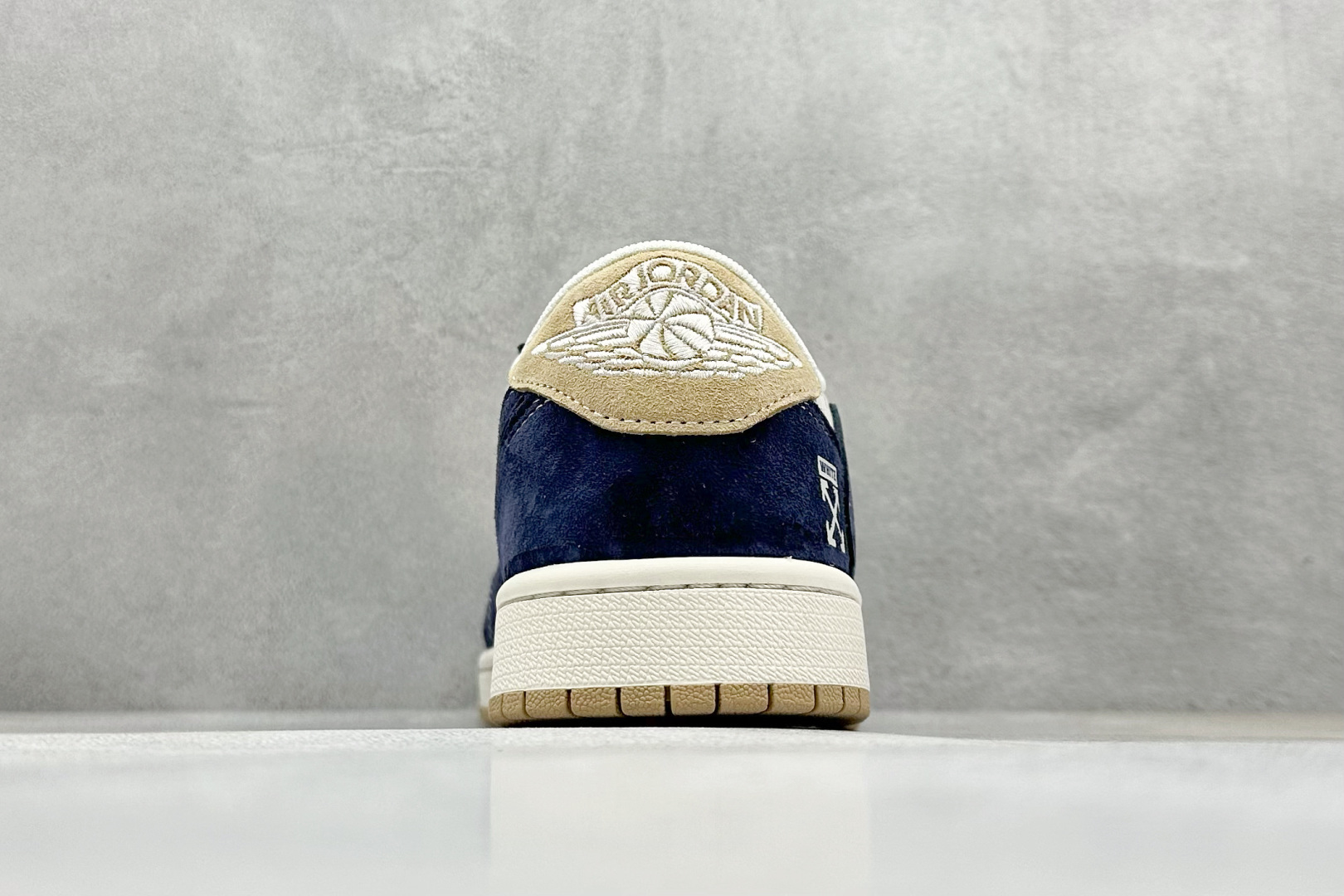 图片[6]-福利特价  Travis Scott x Fragment Design x Jordan Air Jordan 1 Low OG SP “OFF-WHITE联名——卡其翻毛蓝” 多方联名合作融合了Travis Scott 独特的音乐风格，藤原浩个性的设计风格以及Jordan品牌的经典元素 使其成为一双具有独特身份和价值的鞋子 清新而立体的外观加上联名标识更突出了其独特身份 这种配色方案显示出活力和时尚感 在视觉上引人注目 鞋身的质感和细腻的细节处理使其显得高端而格调十足 这款“倒钩”联名是设计与创意完美结合 融合多方的个性风格是一款备受瞩目的潮流鞋款 低帮休闲板鞋 定制鞋盒 大厂纯原品质出货 超高清洁度 皮料切割干净无任何毛边 细节完美 货号： SJ2068-110 尺码： 36 36.5 37.5 38 38.5 39 40 40.5 41 42 42.5 43 44 44.5 45-选品中心