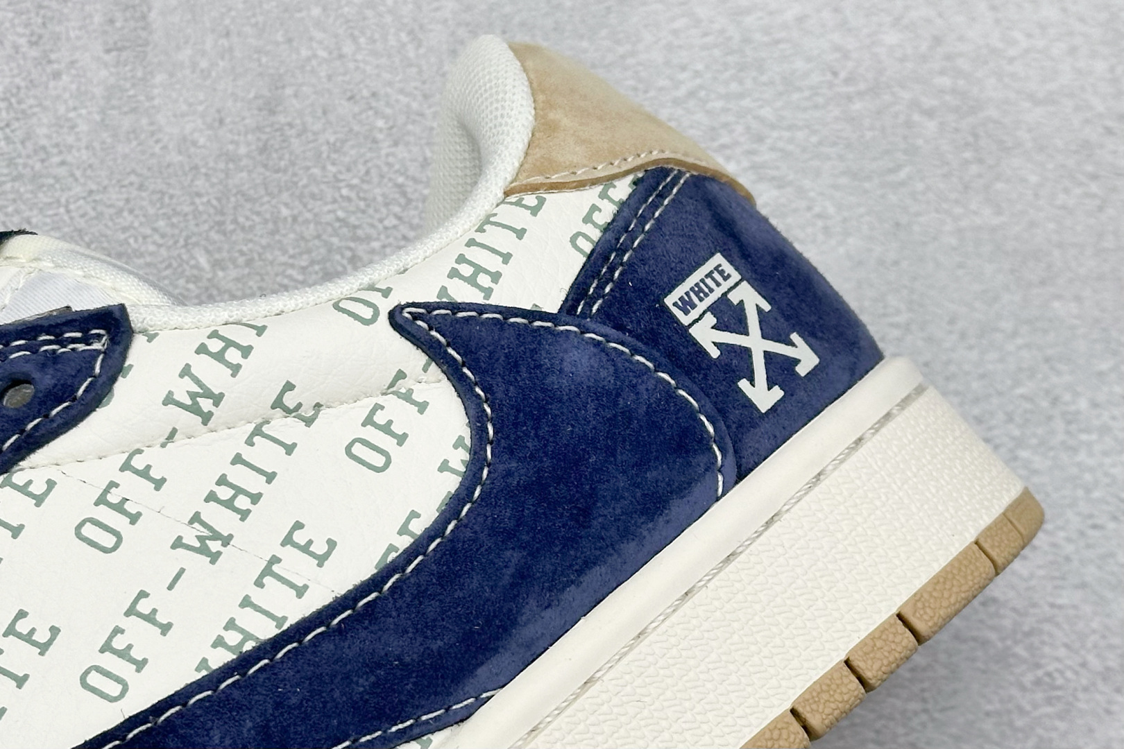 图片[9]-福利特价  Travis Scott x Fragment Design x Jordan Air Jordan 1 Low OG SP “OFF-WHITE联名——卡其翻毛蓝” 多方联名合作融合了Travis Scott 独特的音乐风格，藤原浩个性的设计风格以及Jordan品牌的经典元素 使其成为一双具有独特身份和价值的鞋子 清新而立体的外观加上联名标识更突出了其独特身份 这种配色方案显示出活力和时尚感 在视觉上引人注目 鞋身的质感和细腻的细节处理使其显得高端而格调十足 这款“倒钩”联名是设计与创意完美结合 融合多方的个性风格是一款备受瞩目的潮流鞋款 低帮休闲板鞋 定制鞋盒 大厂纯原品质出货 超高清洁度 皮料切割干净无任何毛边 细节完美 货号： SJ2068-110 尺码： 36 36.5 37.5 38 38.5 39 40 40.5 41 42 42.5 43 44 44.5 45-选品中心