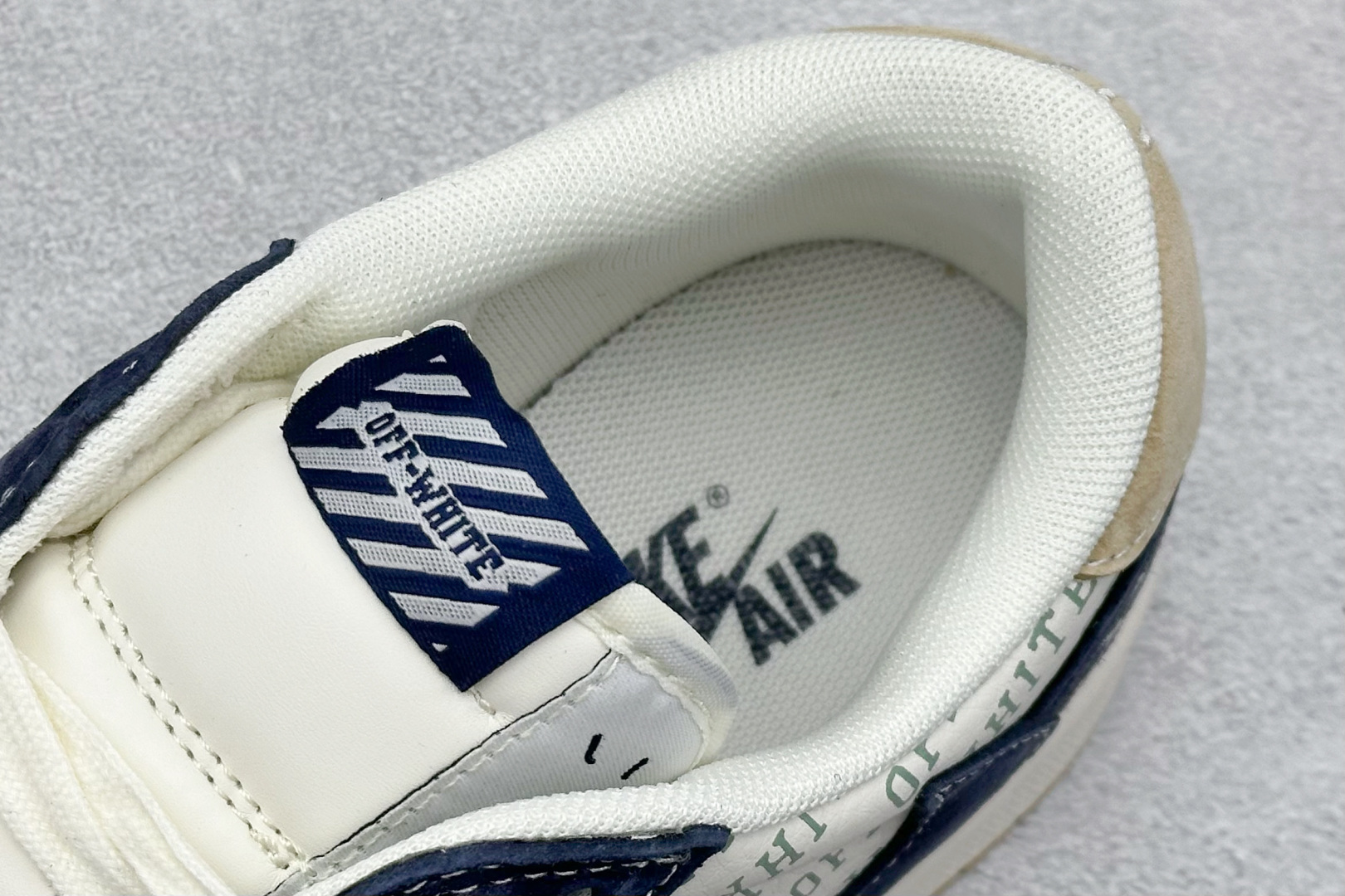 图片[8]-福利特价  Travis Scott x Fragment Design x Jordan Air Jordan 1 Low OG SP “OFF-WHITE联名——卡其翻毛蓝” 多方联名合作融合了Travis Scott 独特的音乐风格，藤原浩个性的设计风格以及Jordan品牌的经典元素 使其成为一双具有独特身份和价值的鞋子 清新而立体的外观加上联名标识更突出了其独特身份 这种配色方案显示出活力和时尚感 在视觉上引人注目 鞋身的质感和细腻的细节处理使其显得高端而格调十足 这款“倒钩”联名是设计与创意完美结合 融合多方的个性风格是一款备受瞩目的潮流鞋款 低帮休闲板鞋 定制鞋盒 大厂纯原品质出货 超高清洁度 皮料切割干净无任何毛边 细节完美 货号： SJ2068-110 尺码： 36 36.5 37.5 38 38.5 39 40 40.5 41 42 42.5 43 44 44.5 45-选品中心