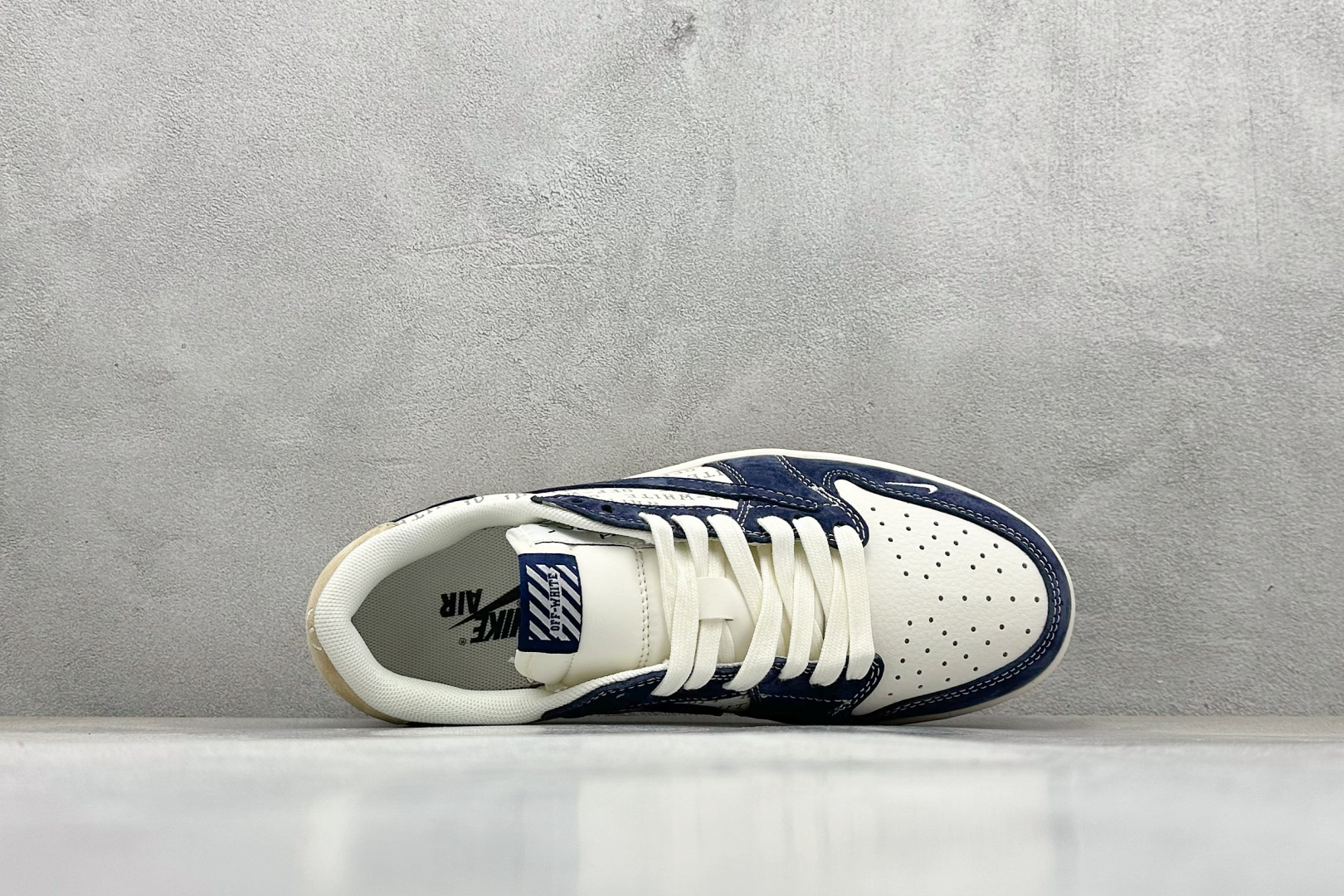 图片[3]-福利特价  Travis Scott x Fragment Design x Jordan Air Jordan 1 Low OG SP “OFF-WHITE联名——卡其翻毛蓝” 多方联名合作融合了Travis Scott 独特的音乐风格，藤原浩个性的设计风格以及Jordan品牌的经典元素 使其成为一双具有独特身份和价值的鞋子 清新而立体的外观加上联名标识更突出了其独特身份 这种配色方案显示出活力和时尚感 在视觉上引人注目 鞋身的质感和细腻的细节处理使其显得高端而格调十足 这款“倒钩”联名是设计与创意完美结合 融合多方的个性风格是一款备受瞩目的潮流鞋款 低帮休闲板鞋 定制鞋盒 大厂纯原品质出货 超高清洁度 皮料切割干净无任何毛边 细节完美 货号： SJ2068-110 尺码： 36 36.5 37.5 38 38.5 39 40 40.5 41 42 42.5 43 44 44.5 45-选品中心