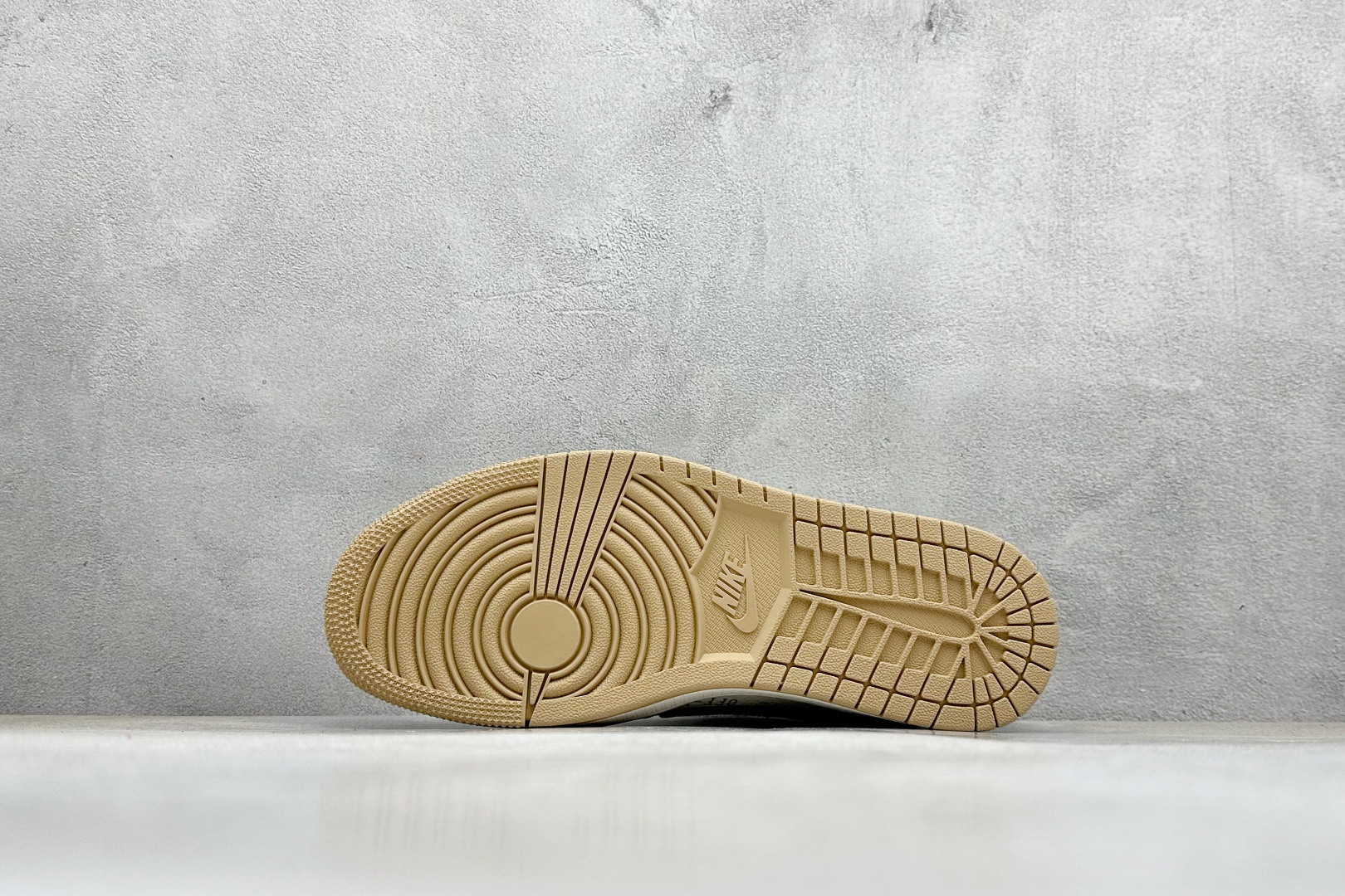 图片[4]-福利特价  Travis Scott x Fragment Design x Jordan Air Jordan 1 Low OG SP “OFF-WHITE联名——卡其翻毛蓝” 多方联名合作融合了Travis Scott 独特的音乐风格，藤原浩个性的设计风格以及Jordan品牌的经典元素 使其成为一双具有独特身份和价值的鞋子 清新而立体的外观加上联名标识更突出了其独特身份 这种配色方案显示出活力和时尚感 在视觉上引人注目 鞋身的质感和细腻的细节处理使其显得高端而格调十足 这款“倒钩”联名是设计与创意完美结合 融合多方的个性风格是一款备受瞩目的潮流鞋款 低帮休闲板鞋 定制鞋盒 大厂纯原品质出货 超高清洁度 皮料切割干净无任何毛边 细节完美 货号： SJ2068-110 尺码： 36 36.5 37.5 38 38.5 39 40 40.5 41 42 42.5 43 44 44.5 45-选品中心