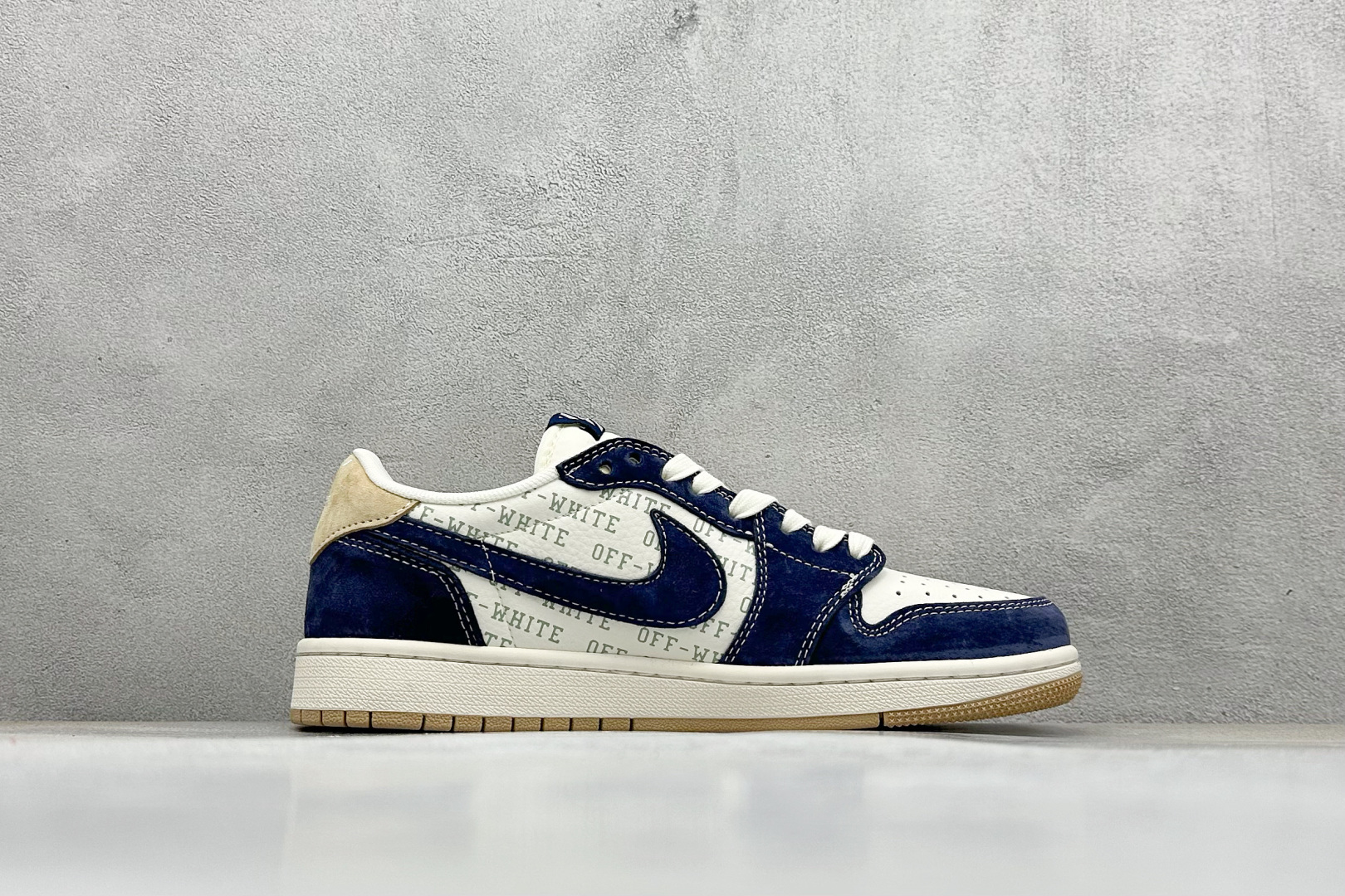 图片[2]-福利特价  Travis Scott x Fragment Design x Jordan Air Jordan 1 Low OG SP “OFF-WHITE联名——卡其翻毛蓝” 多方联名合作融合了Travis Scott 独特的音乐风格，藤原浩个性的设计风格以及Jordan品牌的经典元素 使其成为一双具有独特身份和价值的鞋子 清新而立体的外观加上联名标识更突出了其独特身份 这种配色方案显示出活力和时尚感 在视觉上引人注目 鞋身的质感和细腻的细节处理使其显得高端而格调十足 这款“倒钩”联名是设计与创意完美结合 融合多方的个性风格是一款备受瞩目的潮流鞋款 低帮休闲板鞋 定制鞋盒 大厂纯原品质出货 超高清洁度 皮料切割干净无任何毛边 细节完美 货号： SJ2068-110 尺码： 36 36.5 37.5 38 38.5 39 40 40.5 41 42 42.5 43 44 44.5 45-选品中心
