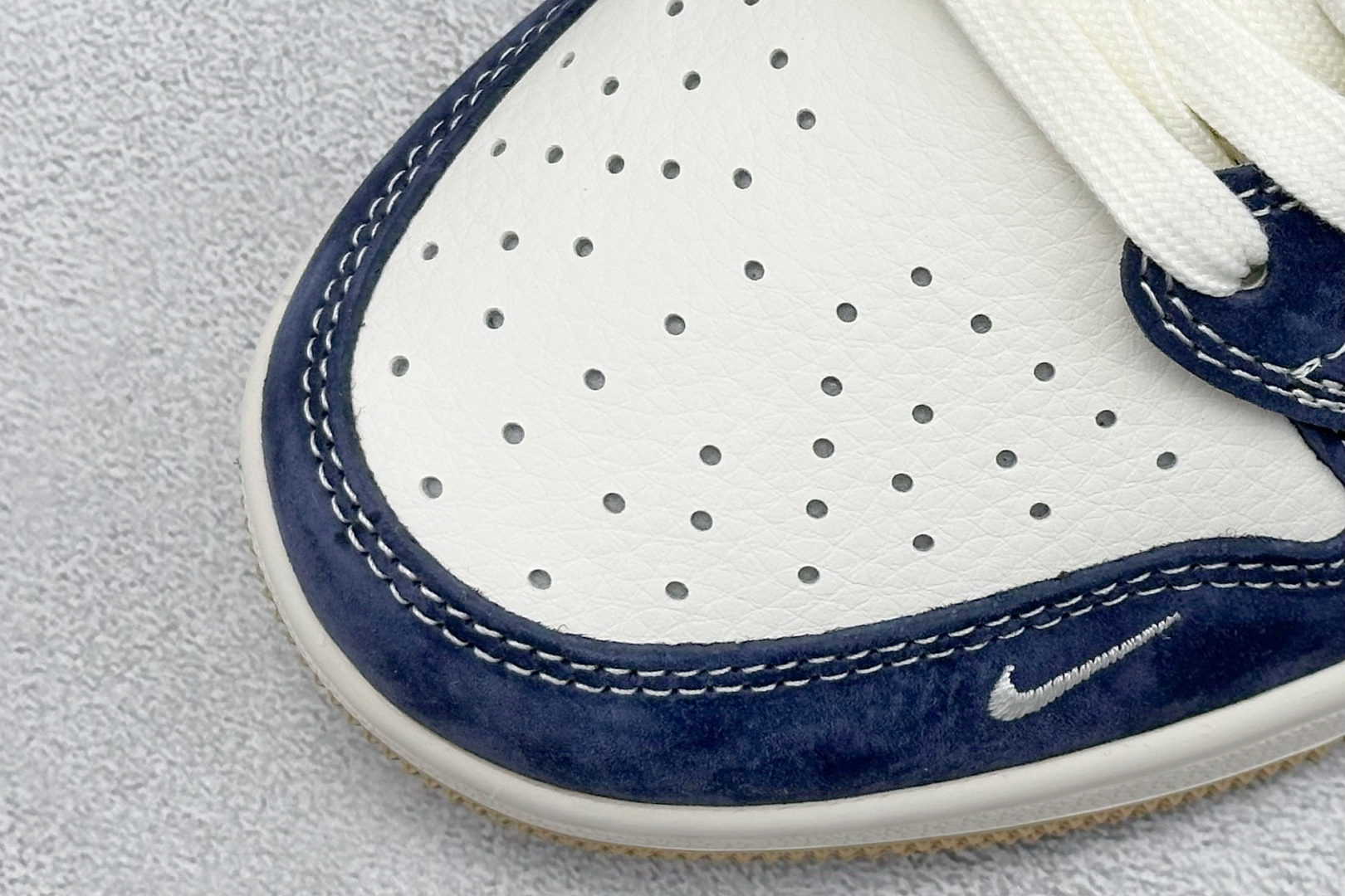 图片[7]-福利特价  Travis Scott x Fragment Design x Jordan Air Jordan 1 Low OG SP “OFF-WHITE联名——卡其翻毛蓝” 多方联名合作融合了Travis Scott 独特的音乐风格，藤原浩个性的设计风格以及Jordan品牌的经典元素 使其成为一双具有独特身份和价值的鞋子 清新而立体的外观加上联名标识更突出了其独特身份 这种配色方案显示出活力和时尚感 在视觉上引人注目 鞋身的质感和细腻的细节处理使其显得高端而格调十足 这款“倒钩”联名是设计与创意完美结合 融合多方的个性风格是一款备受瞩目的潮流鞋款 低帮休闲板鞋 定制鞋盒 大厂纯原品质出货 超高清洁度 皮料切割干净无任何毛边 细节完美 货号： SJ2068-110 尺码： 36 36.5 37.5 38 38.5 39 40 40.5 41 42 42.5 43 44 44.5 45-选品中心