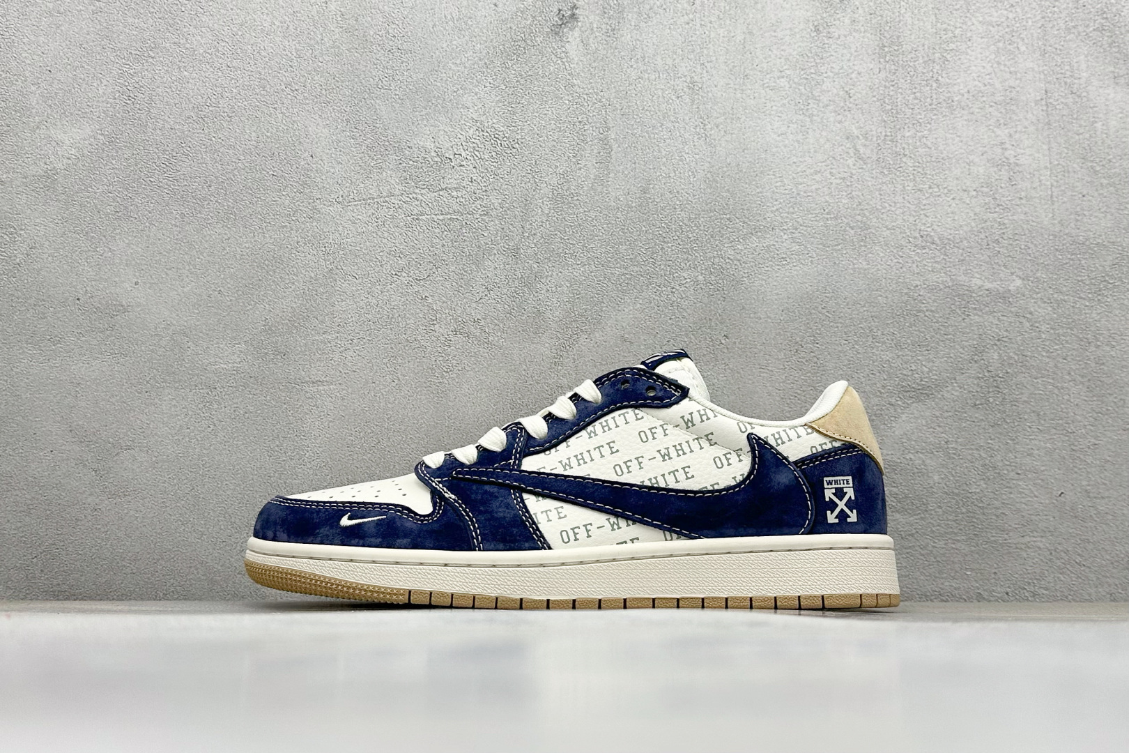 福利特价  Travis Scott x Fragment Design x Jordan Air Jordan 1 Low OG SP “OFF-WHITE联名——卡其翻毛蓝” 多方联名合作融合了Travis Scott 独特的音乐风格，藤原浩个性的设计风格以及Jordan品牌的经典元素 使其成为一双具有独特身份和价值的鞋子 清新而立体的外观加上联名标识更突出了其独特身份 这种配色方案显示出活力和时尚感 在视觉上引人注目 鞋身的质感和细腻的细节处理使其显得高端而格调十足 这款“倒钩”联名是设计与创意完美结合 融合多方的个性风格是一款备受瞩目的潮流鞋款 低帮休闲板鞋 定制鞋盒 大厂纯原品质出货 超高清洁度 皮料切割干净无任何毛边 细节完美 货号： SJ2068-110 尺码： 36 36.5 37.5 38 38.5 39 40 40.5 41 42 42.5 43 44 44.5 45-选品中心