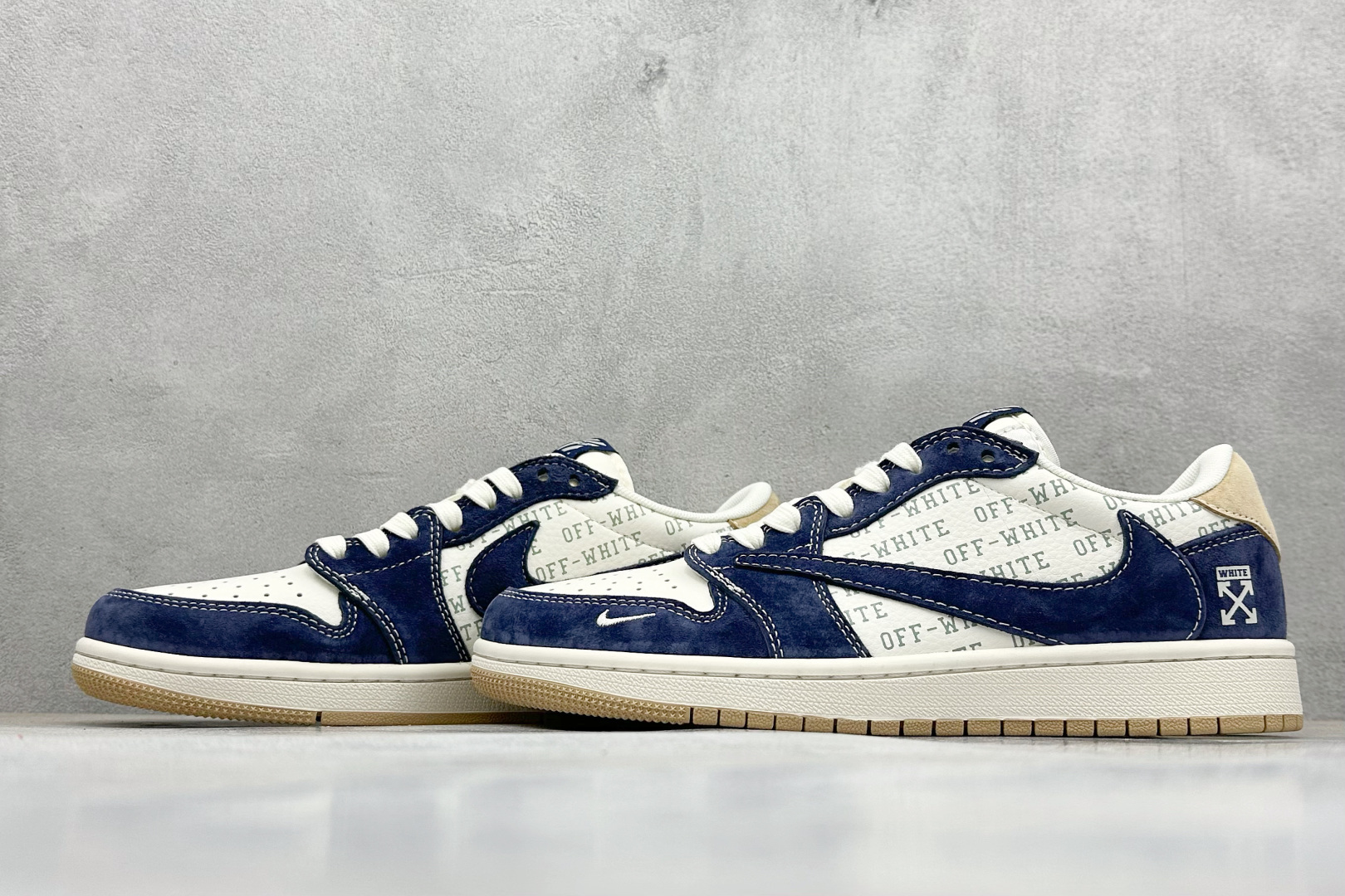 图片[5]-福利特价  Travis Scott x Fragment Design x Jordan Air Jordan 1 Low OG SP “OFF-WHITE联名——卡其翻毛蓝” 多方联名合作融合了Travis Scott 独特的音乐风格，藤原浩个性的设计风格以及Jordan品牌的经典元素 使其成为一双具有独特身份和价值的鞋子 清新而立体的外观加上联名标识更突出了其独特身份 这种配色方案显示出活力和时尚感 在视觉上引人注目 鞋身的质感和细腻的细节处理使其显得高端而格调十足 这款“倒钩”联名是设计与创意完美结合 融合多方的个性风格是一款备受瞩目的潮流鞋款 低帮休闲板鞋 定制鞋盒 大厂纯原品质出货 超高清洁度 皮料切割干净无任何毛边 细节完美 货号： SJ2068-110 尺码： 36 36.5 37.5 38 38.5 39 40 40.5 41 42 42.5 43 44 44.5 45-选品中心