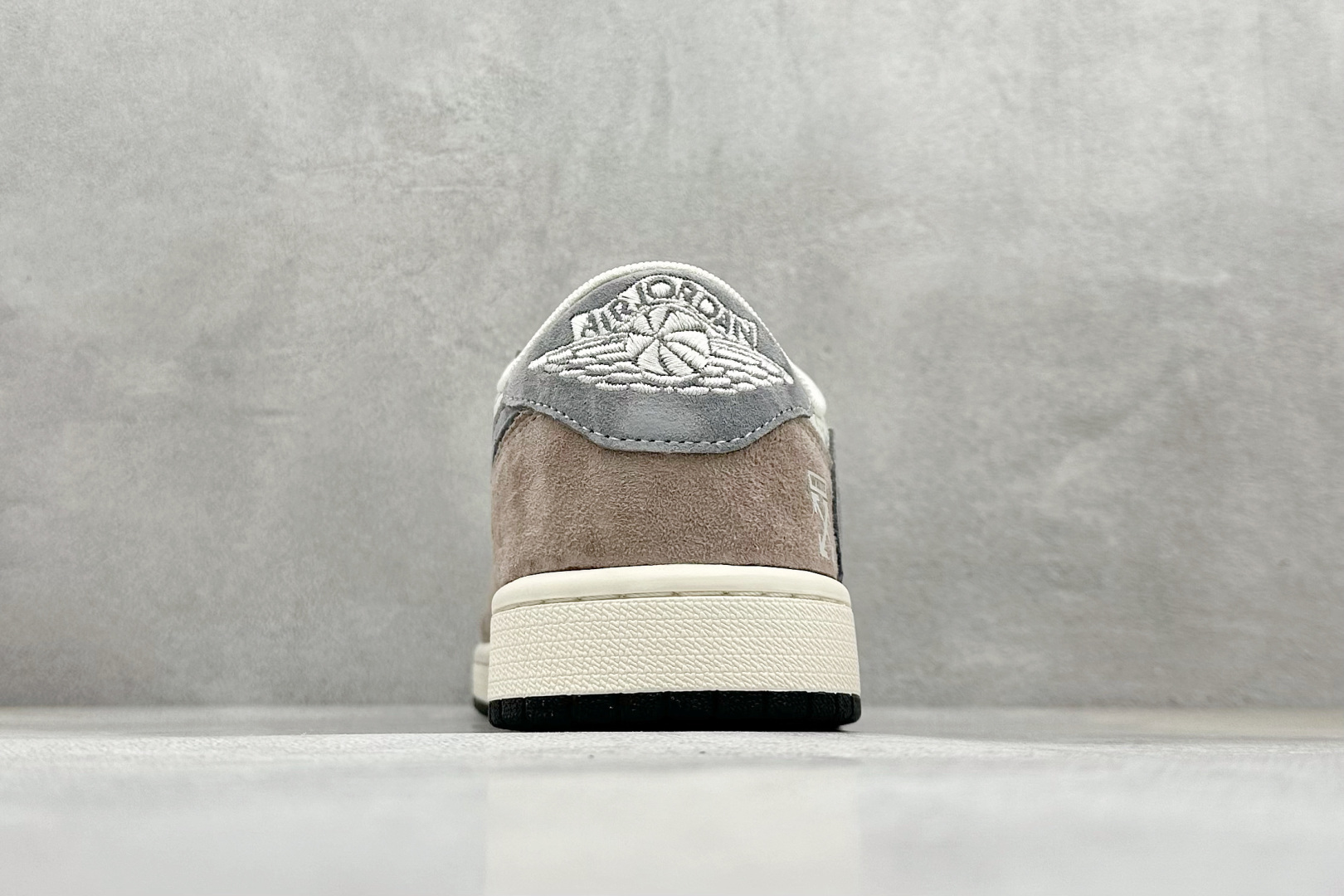 图片[6]-福利特价  Travis Scott x Fragment Design x Air Jordan 1 Low OG SP AJ1 OF联名-拿铁灰 低帮文化休闲板鞋  #多方联名合作融合了Travis Scott 独特的音乐风格，藤原浩个性的设计风格以及Jordan品牌的经典元素 使其成为一双具有独特身份和价值的鞋子 清新而立体的外观加上联名标识更突出了其独特身份 这种配色方案显示出活力和时尚感 在视觉上引人注目 鞋身的质感和细腻的细节处理使其显得高端而格调十足 这款“倒钩”联名是设计与创意完美结合 融合多方的个性风格是一款备受瞩目的潮流鞋款 货号：SJ2068-109  尺码：36 36.5 37.5 38 38.5 39 40 40.5 41 42 42.5 43 44 44.5 45-选品中心