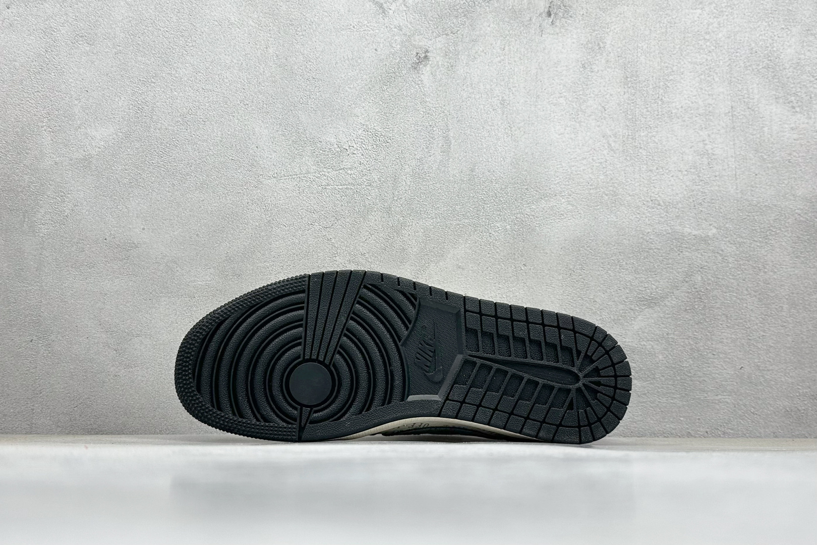 图片[4]-福利特价  Travis Scott x Fragment Design x Air Jordan 1 Low OG SP AJ1 OF联名-拿铁灰 低帮文化休闲板鞋  #多方联名合作融合了Travis Scott 独特的音乐风格，藤原浩个性的设计风格以及Jordan品牌的经典元素 使其成为一双具有独特身份和价值的鞋子 清新而立体的外观加上联名标识更突出了其独特身份 这种配色方案显示出活力和时尚感 在视觉上引人注目 鞋身的质感和细腻的细节处理使其显得高端而格调十足 这款“倒钩”联名是设计与创意完美结合 融合多方的个性风格是一款备受瞩目的潮流鞋款 货号：SJ2068-109  尺码：36 36.5 37.5 38 38.5 39 40 40.5 41 42 42.5 43 44 44.5 45-选品中心