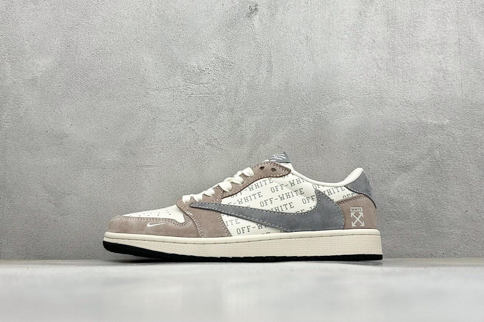 福利特价  Travis Scott x Fragment Design x Air Jordan 1 Low OG SP AJ1 OF联名-拿铁灰 低帮文化休闲板鞋  #多方联名合作融合了Travis Scott 独特的音乐风格，藤原浩个性的设计风格以及Jordan品牌的经典元素 使其成为一双具有独特身份和价值的鞋子 清新而立体的外观加上联名标识更突出了其独特身份 这种配色方案显示出活力和时尚感 在视觉上引人注目 鞋身的质感和细腻的细节处理使其显得高端而格调十足 这款“倒钩”联名是设计与创意完美结合 融合多方的个性风格是一款备受瞩目的潮流鞋款 货号：SJ2068-109  尺码：36 36.5 37.5 38 38.5 39 40 40.5 41 42 42.5 43 44 44.5 45-选品中心
