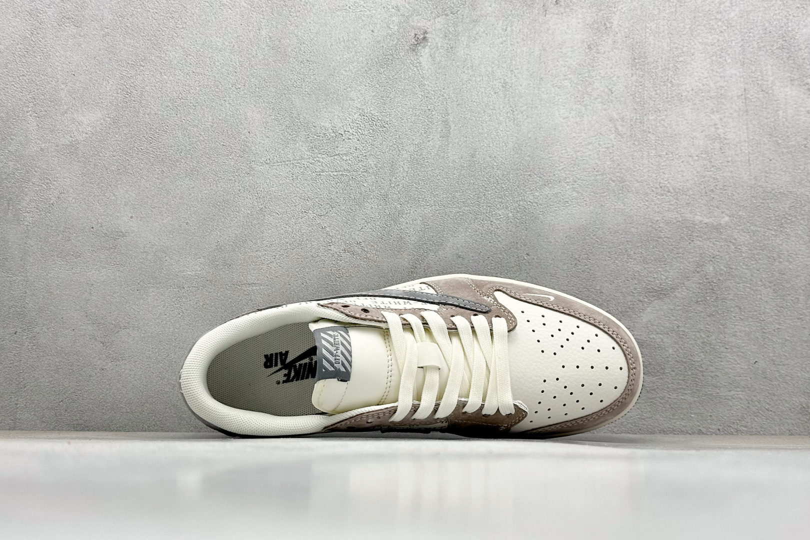 图片[3]-福利特价  Travis Scott x Fragment Design x Air Jordan 1 Low OG SP AJ1 OF联名-拿铁灰 低帮文化休闲板鞋  #多方联名合作融合了Travis Scott 独特的音乐风格，藤原浩个性的设计风格以及Jordan品牌的经典元素 使其成为一双具有独特身份和价值的鞋子 清新而立体的外观加上联名标识更突出了其独特身份 这种配色方案显示出活力和时尚感 在视觉上引人注目 鞋身的质感和细腻的细节处理使其显得高端而格调十足 这款“倒钩”联名是设计与创意完美结合 融合多方的个性风格是一款备受瞩目的潮流鞋款 货号：SJ2068-109  尺码：36 36.5 37.5 38 38.5 39 40 40.5 41 42 42.5 43 44 44.5 45-选品中心