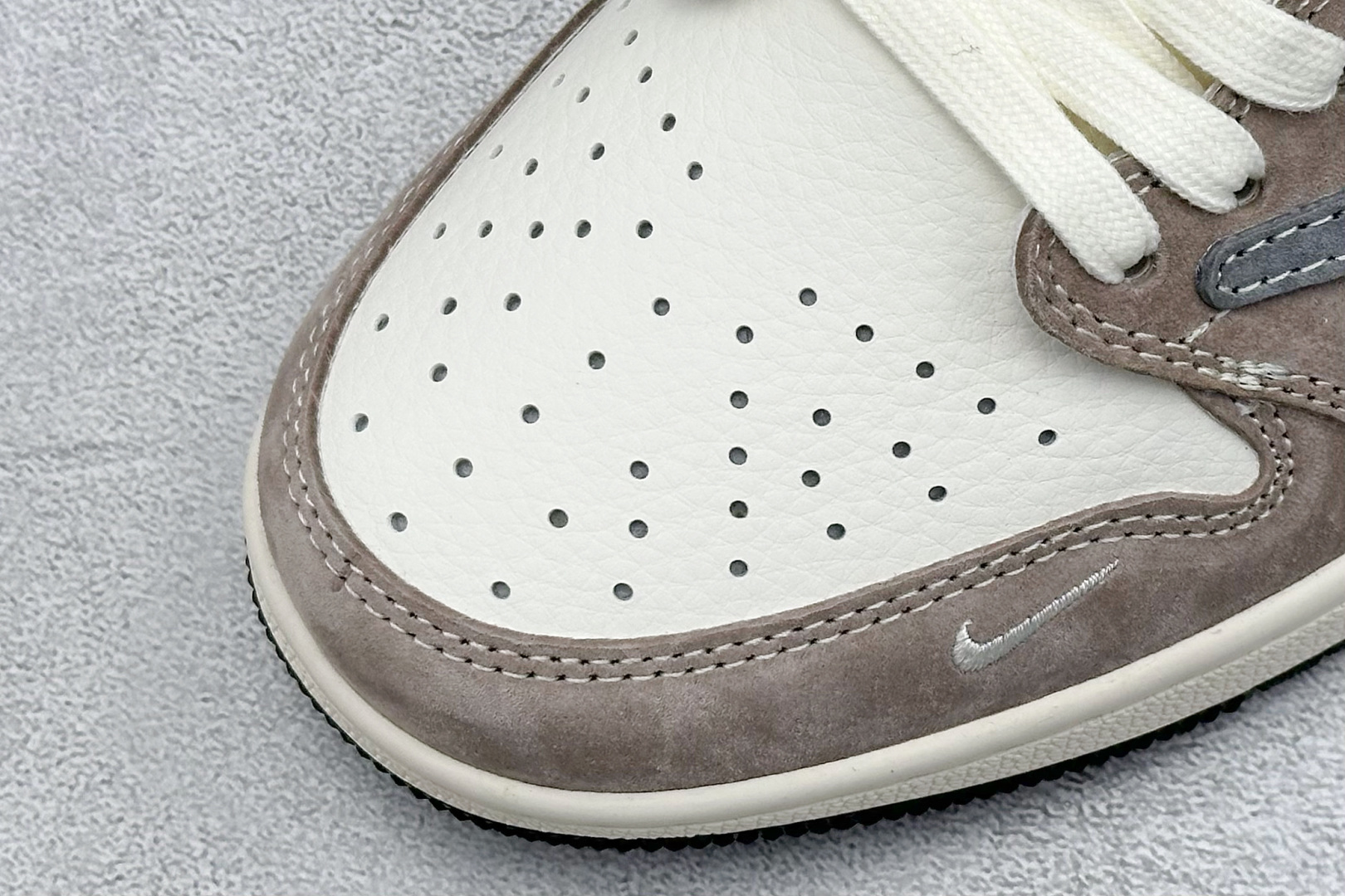 图片[7]-福利特价  Travis Scott x Fragment Design x Air Jordan 1 Low OG SP AJ1 OF联名-拿铁灰 低帮文化休闲板鞋  #多方联名合作融合了Travis Scott 独特的音乐风格，藤原浩个性的设计风格以及Jordan品牌的经典元素 使其成为一双具有独特身份和价值的鞋子 清新而立体的外观加上联名标识更突出了其独特身份 这种配色方案显示出活力和时尚感 在视觉上引人注目 鞋身的质感和细腻的细节处理使其显得高端而格调十足 这款“倒钩”联名是设计与创意完美结合 融合多方的个性风格是一款备受瞩目的潮流鞋款 货号：SJ2068-109  尺码：36 36.5 37.5 38 38.5 39 40 40.5 41 42 42.5 43 44 44.5 45-选品中心