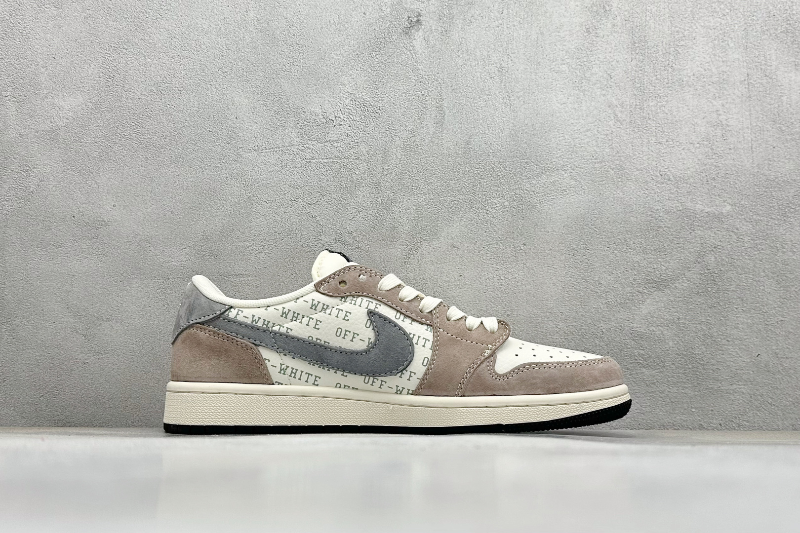 图片[2]-福利特价  Travis Scott x Fragment Design x Air Jordan 1 Low OG SP AJ1 OF联名-拿铁灰 低帮文化休闲板鞋  #多方联名合作融合了Travis Scott 独特的音乐风格，藤原浩个性的设计风格以及Jordan品牌的经典元素 使其成为一双具有独特身份和价值的鞋子 清新而立体的外观加上联名标识更突出了其独特身份 这种配色方案显示出活力和时尚感 在视觉上引人注目 鞋身的质感和细腻的细节处理使其显得高端而格调十足 这款“倒钩”联名是设计与创意完美结合 融合多方的个性风格是一款备受瞩目的潮流鞋款 货号：SJ2068-109  尺码：36 36.5 37.5 38 38.5 39 40 40.5 41 42 42.5 43 44 44.5 45-选品中心