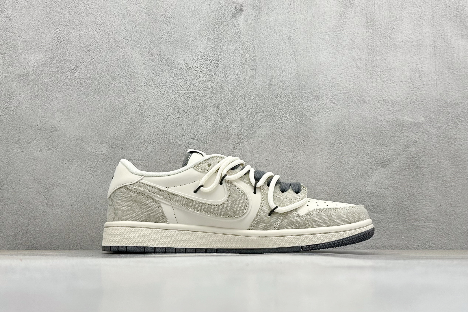 Travis Scott x Fragment Design x Jordan Air Jordan 1 Low SP 古驰-米灰牛仔布” HT5088-601