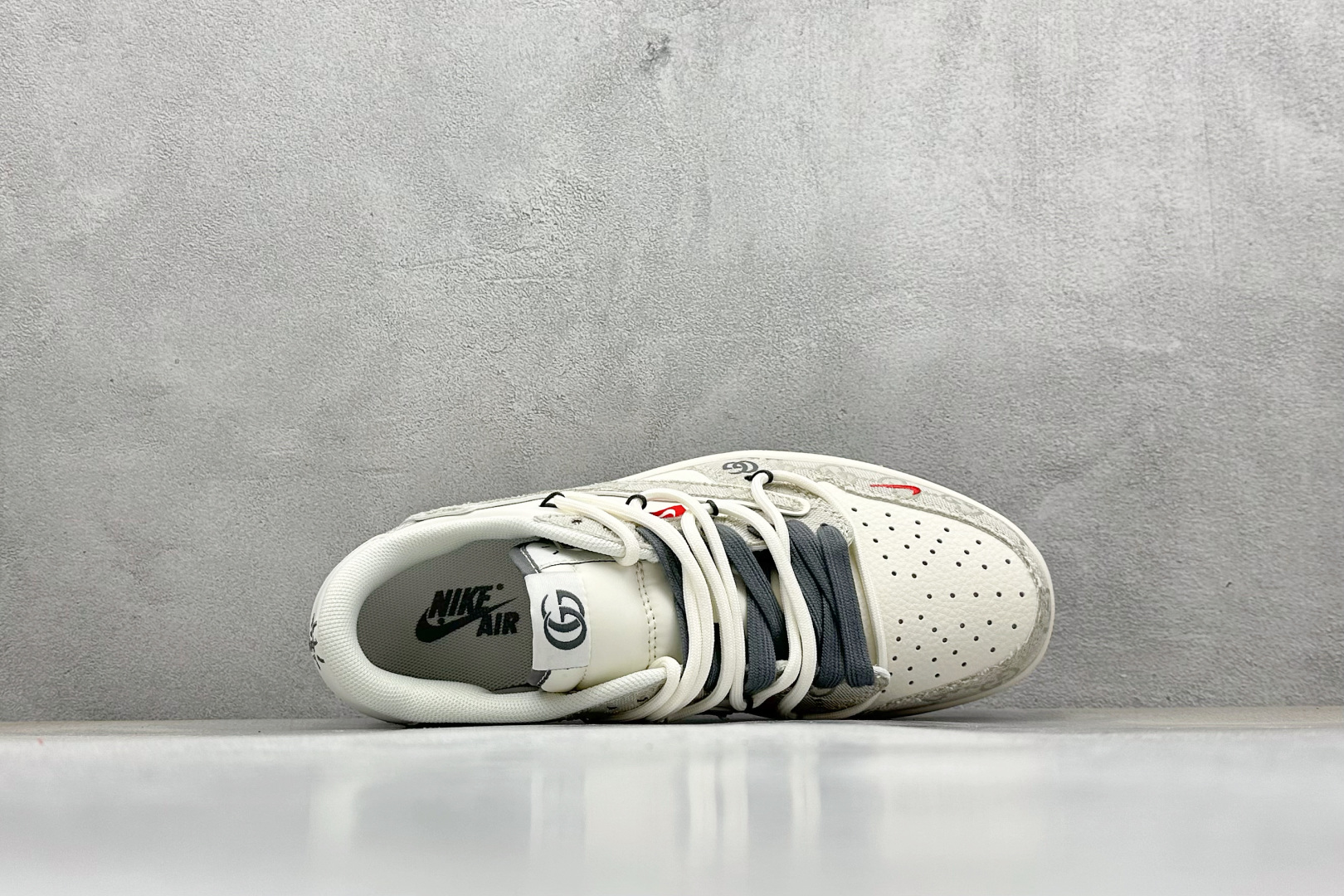 Travis Scott x Fragment Design x Jordan Air Jordan 1 Low SP 古驰-米灰牛仔布” HT5088-601