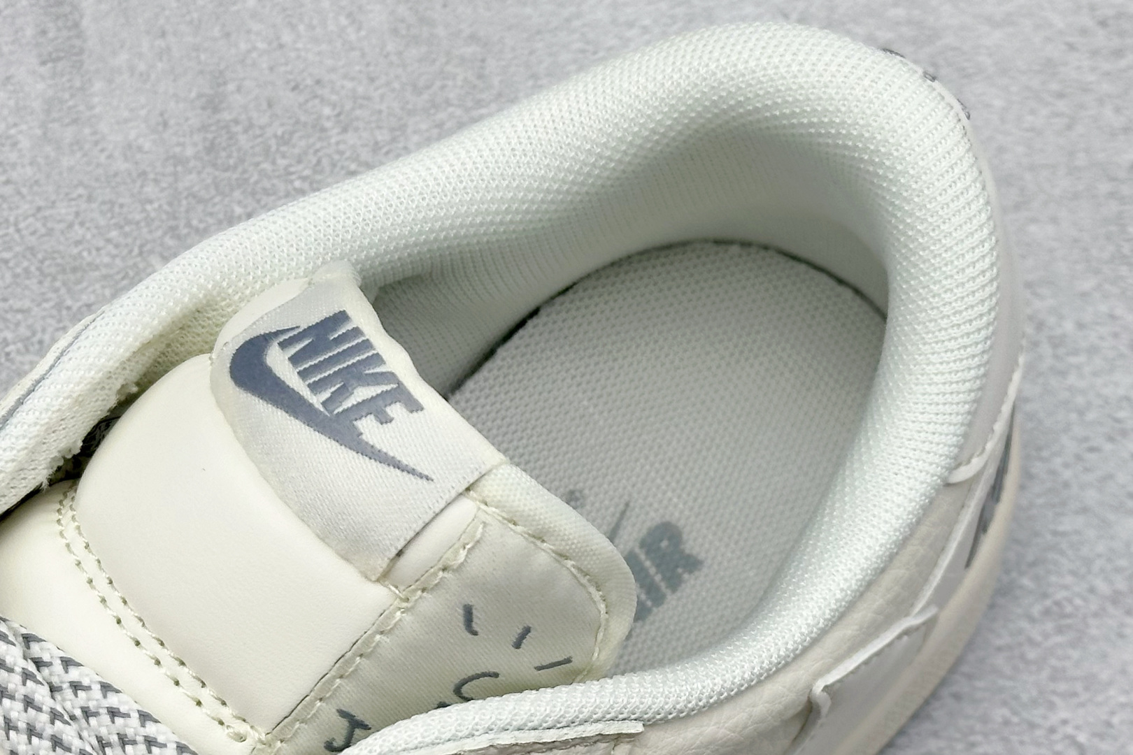 Travis Scott x Nike Air Jordan 1 Low x NIKE Air Jordan 1 Low 反转米白灰小勾倒钩 JP1628-255
