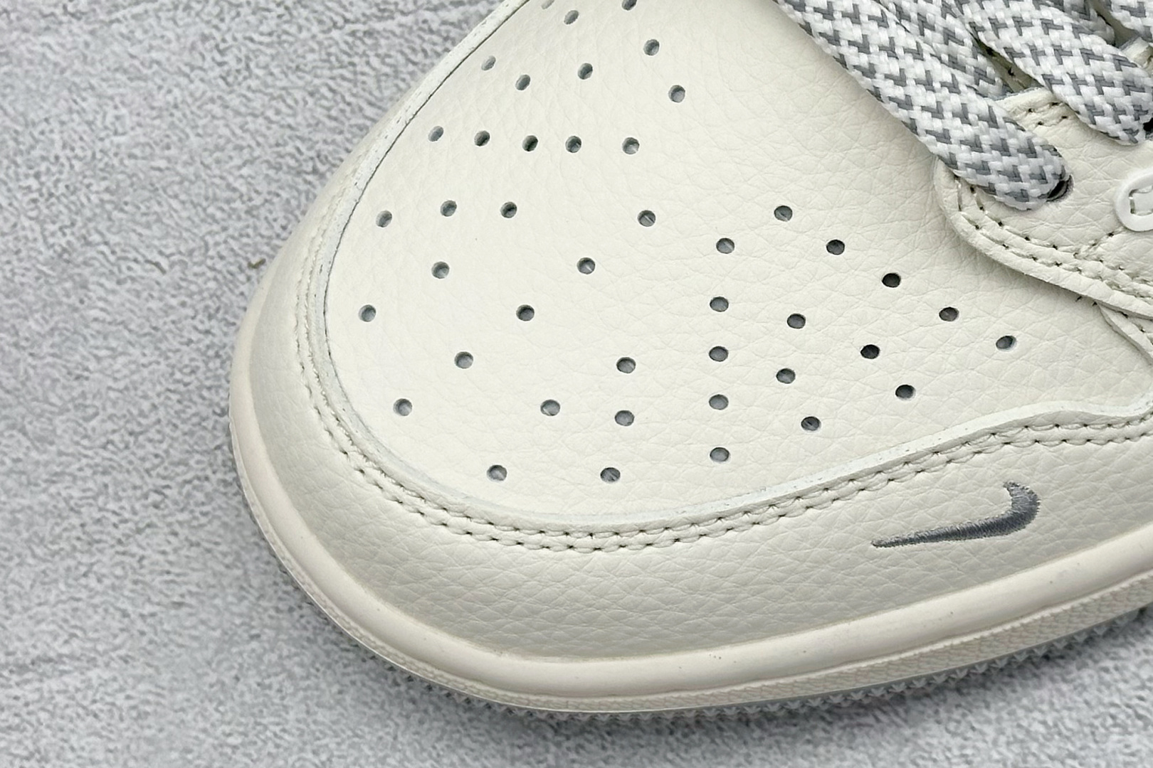 Travis Scott x Nike Air Jordan 1 Low x NIKE Air Jordan 1 Low 反转米白灰小勾倒钩 JP1628-255