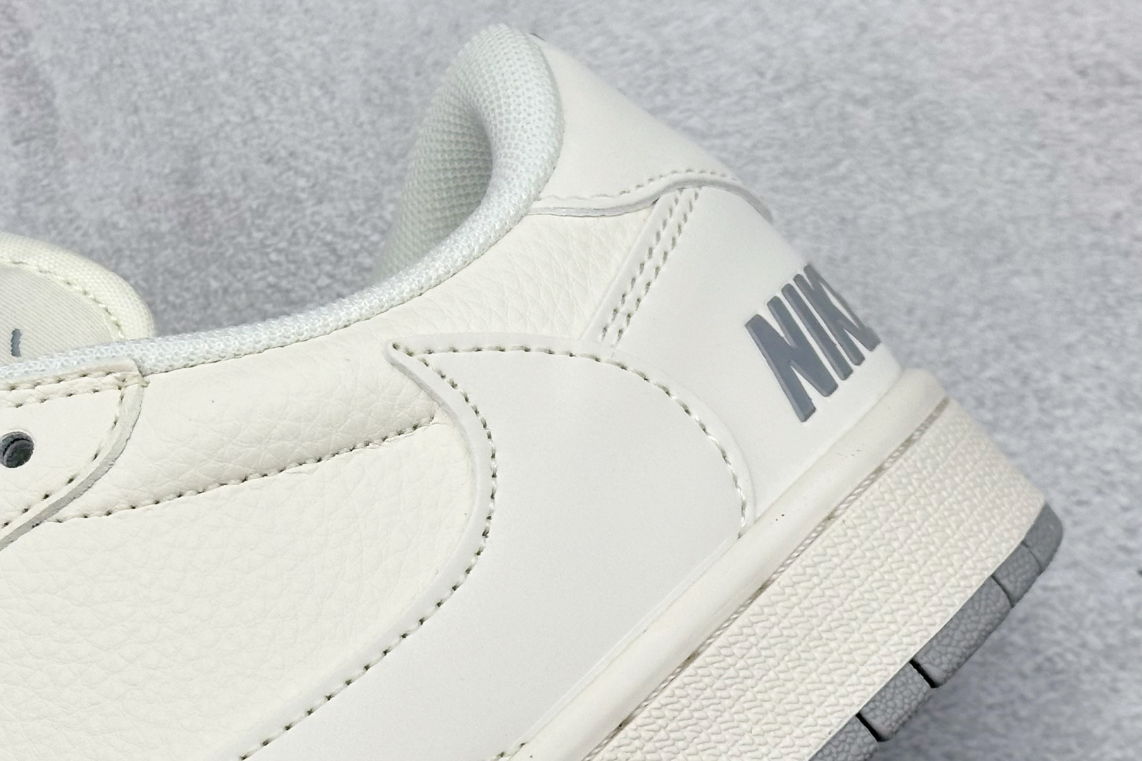 Travis Scott x Nike Air Jordan 1 Low x NIKE Air Jordan 1 Low 反转米白灰小勾倒钩 JP1628-255