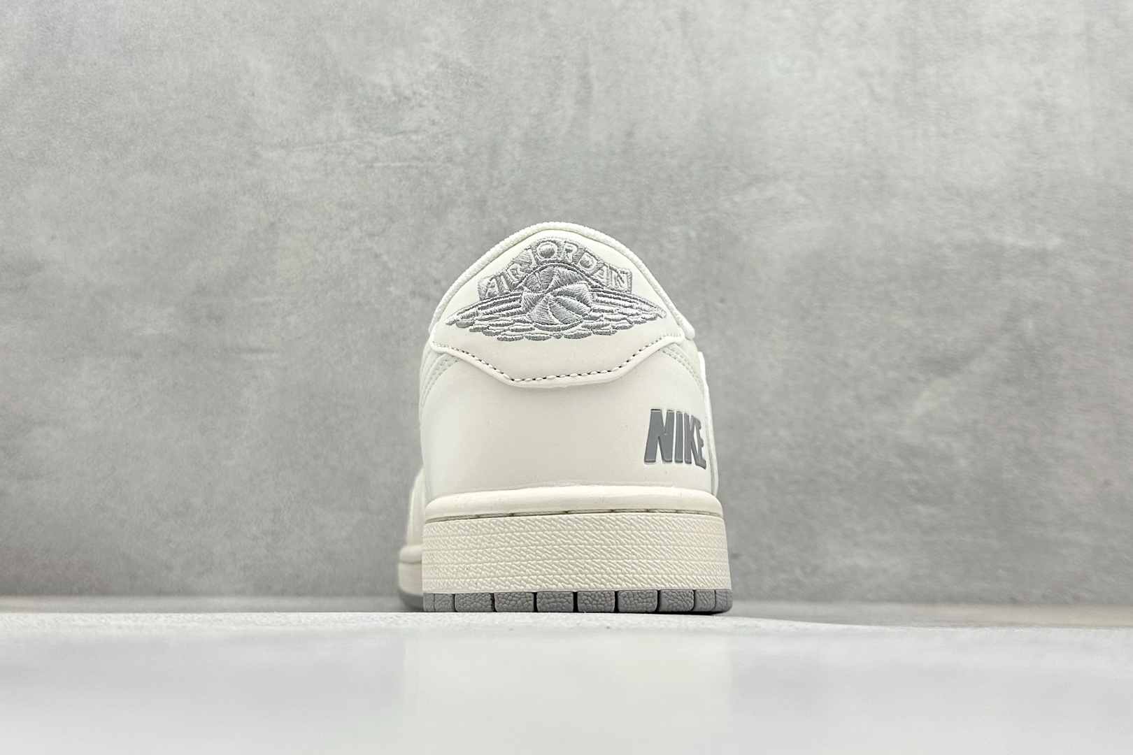 Travis Scott x Nike Air Jordan 1 Low x NIKE Air Jordan 1 Low 反转米白灰小勾倒钩 JP1628-255