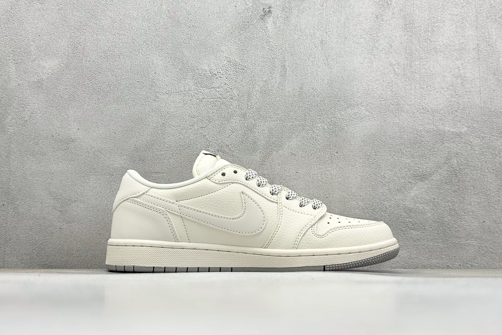 Travis Scott x Nike Air Jordan 1 Low x NIKE Air Jordan 1 Low 反转米白灰小勾倒钩 JP1628-255