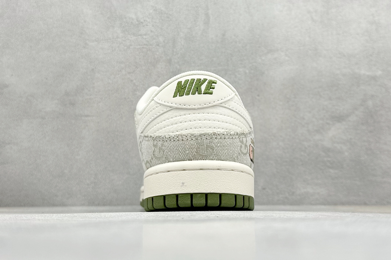 图片[6]-福利特价  Nike SB Dunk Low x GUCCI 米绿小钩 纯原大厂出品 极力推荐 原装头层材料 独家版型蒸餾加工 帶來的是更好的视觉和脚感体验 大厂纯原品质出货 清洁度 电绣工艺 皮料切割干净无任何毛边 细节完美 货号：XX2025 389 尺码：36 36.5 37.5 38 38.5 39 40 40.5 41 42 42.5 43 44 44.5 45-选品中心