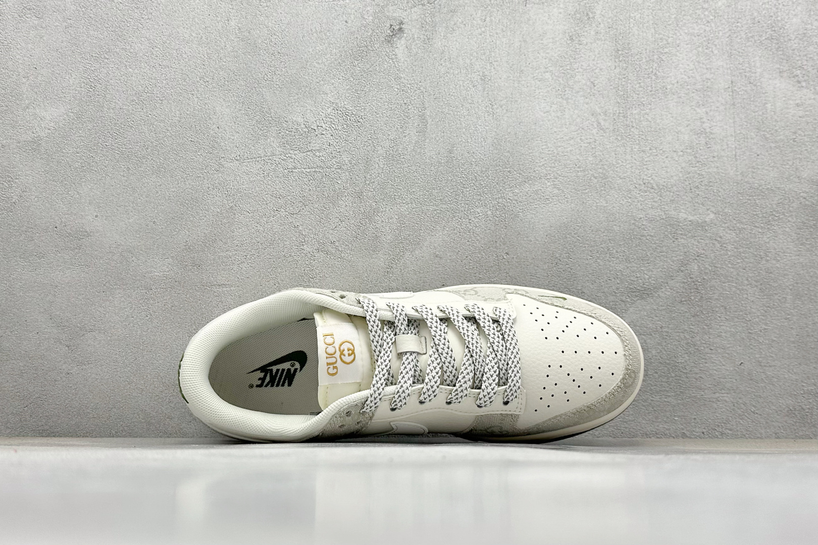 图片[3]-福利特价  Nike SB Dunk Low x GUCCI 米绿小钩 纯原大厂出品 极力推荐 原装头层材料 独家版型蒸餾加工 帶來的是更好的视觉和脚感体验 大厂纯原品质出货 清洁度 电绣工艺 皮料切割干净无任何毛边 细节完美 货号：XX2025 389 尺码：36 36.5 37.5 38 38.5 39 40 40.5 41 42 42.5 43 44 44.5 45-选品中心