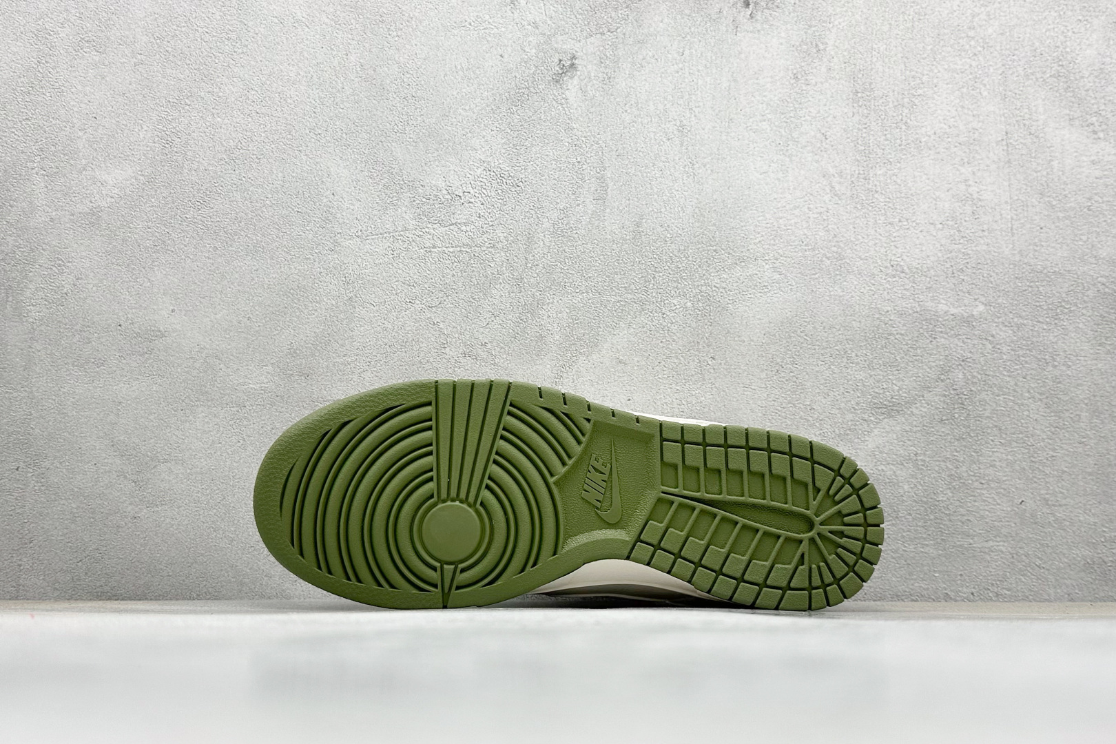 图片[4]-福利特价  Nike SB Dunk Low x GUCCI 米绿小钩 纯原大厂出品 极力推荐 原装头层材料 独家版型蒸餾加工 帶來的是更好的视觉和脚感体验 大厂纯原品质出货 清洁度 电绣工艺 皮料切割干净无任何毛边 细节完美 货号：XX2025 389 尺码：36 36.5 37.5 38 38.5 39 40 40.5 41 42 42.5 43 44 44.5 45-选品中心