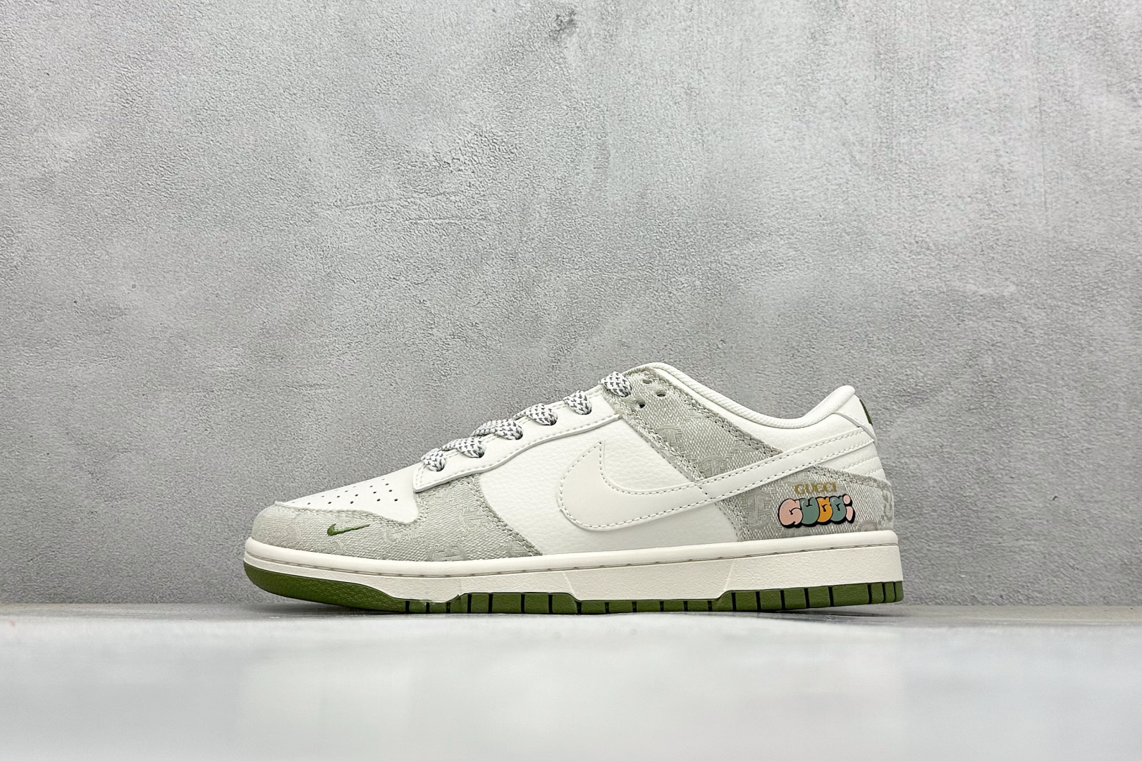 福利特价  Nike SB Dunk Low x GUCCI 米绿小钩 纯原大厂出品 极力推荐 原装头层材料 独家版型蒸餾加工 帶來的是更好的视觉和脚感体验 大厂纯原品质出货 清洁度 电绣工艺 皮料切割干净无任何毛边 细节完美 货号：XX2025 389 尺码：36 36.5 37.5 38 38.5 39 40 40.5 41 42 42.5 43 44 44.5 45-选品中心