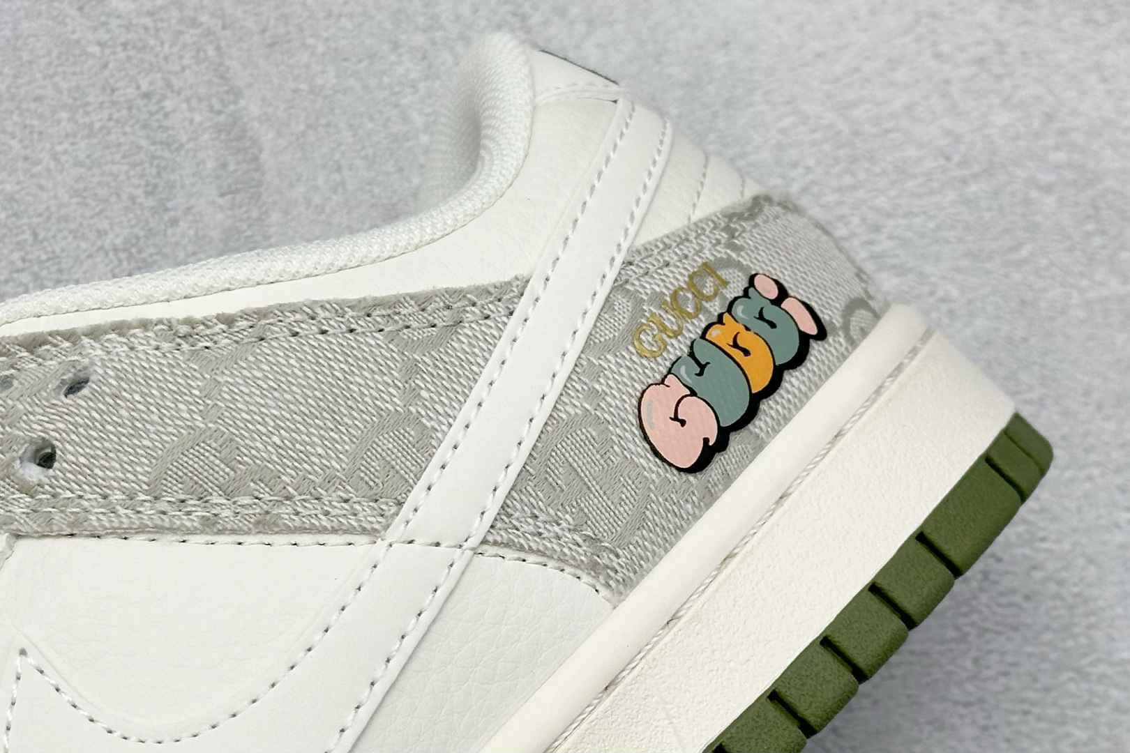 图片[9]-福利特价  Nike SB Dunk Low x GUCCI 米绿小钩 纯原大厂出品 极力推荐 原装头层材料 独家版型蒸餾加工 帶來的是更好的视觉和脚感体验 大厂纯原品质出货 清洁度 电绣工艺 皮料切割干净无任何毛边 细节完美 货号：XX2025 389 尺码：36 36.5 37.5 38 38.5 39 40 40.5 41 42 42.5 43 44 44.5 45-选品中心