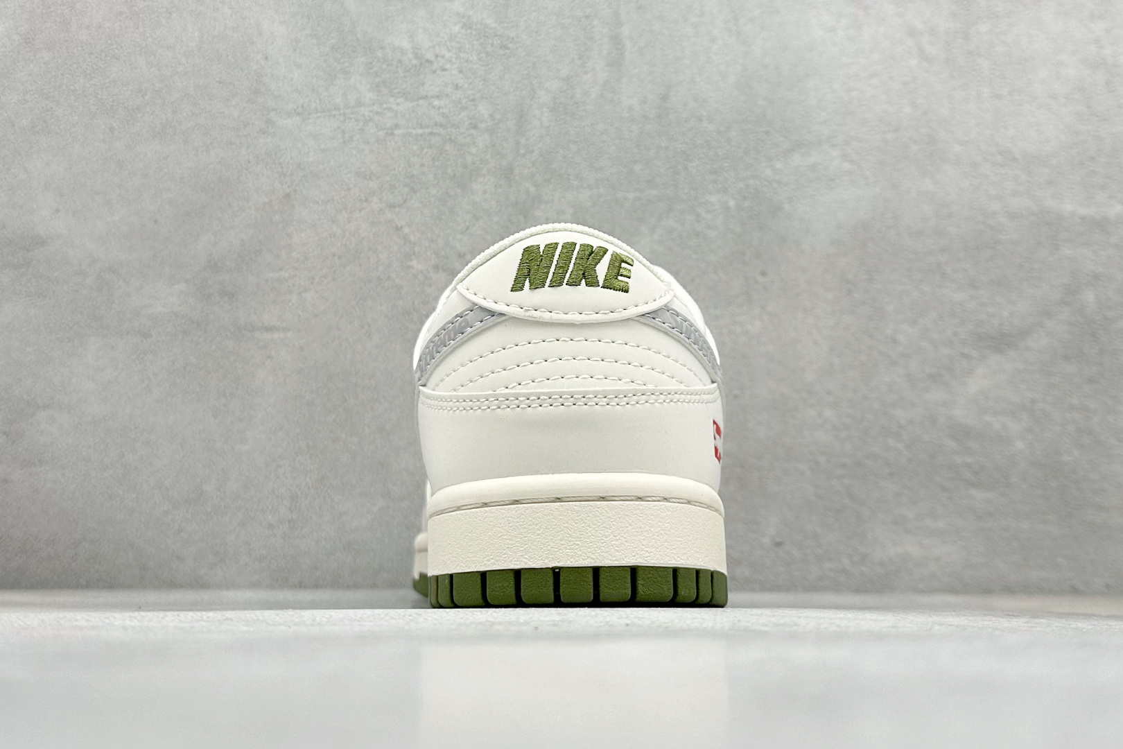 福利特价
Nk SB Dunk Low Supreme 联名 周年高端定制 低帮休闲板鞋
#定制鞋盒 