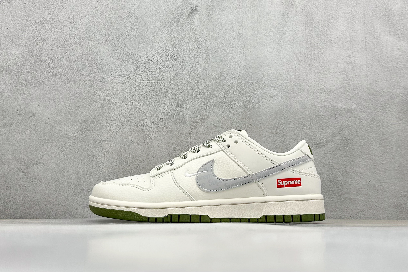 福利特价
Nk SB Dunk Low Supreme 联名 周年高端定制 低帮休闲板鞋
#定制鞋盒 