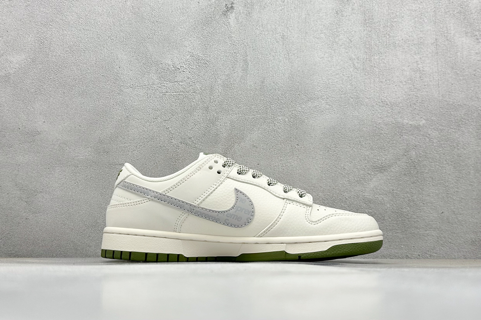 福利特价
Nk SB Dunk Low Supreme 联名 周年高端定制 低帮休闲板鞋
#定制鞋盒 