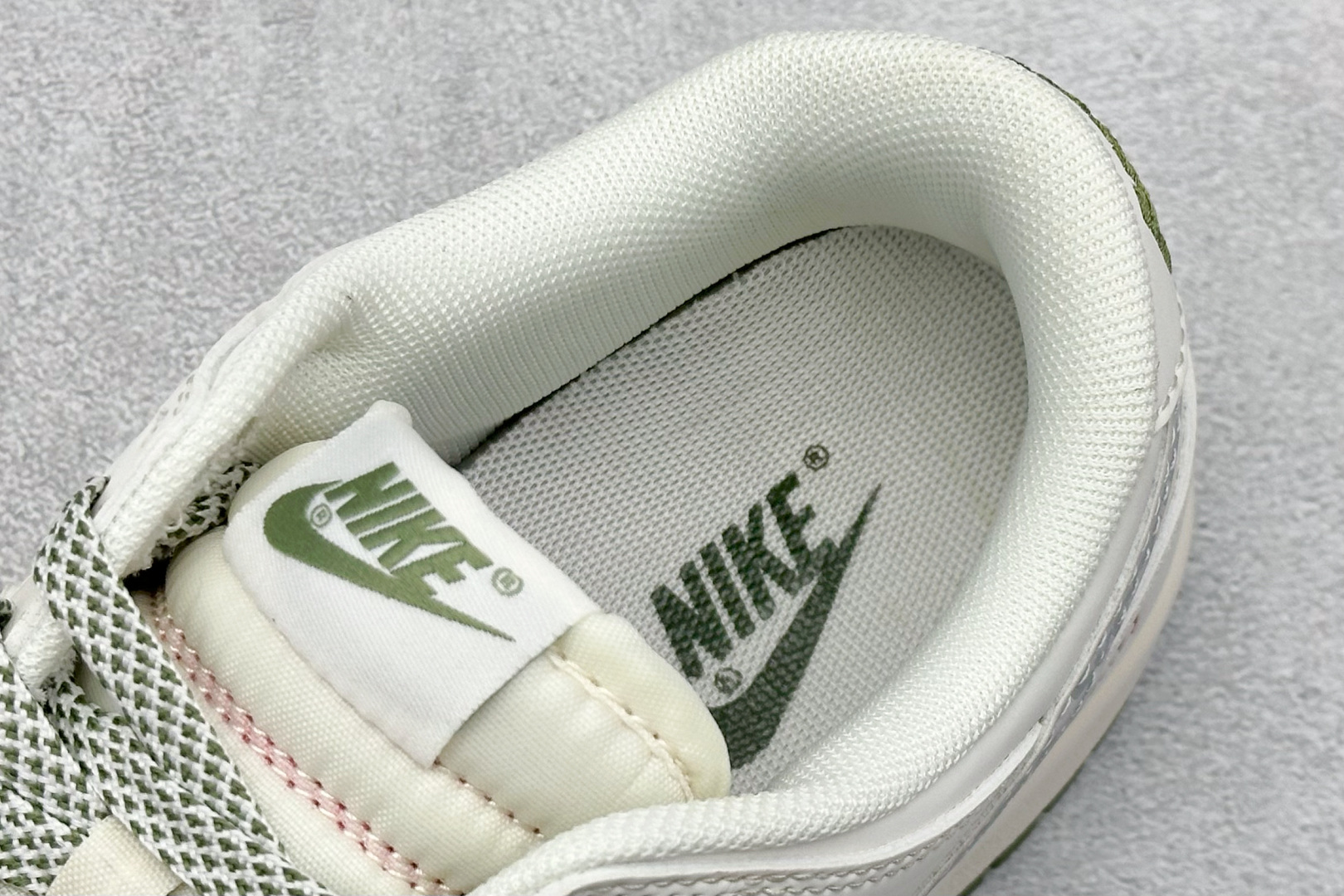 福利特价
Nk SB Dunk Low Supreme 联名 周年高端定制 低帮休闲板鞋
#定制鞋盒 