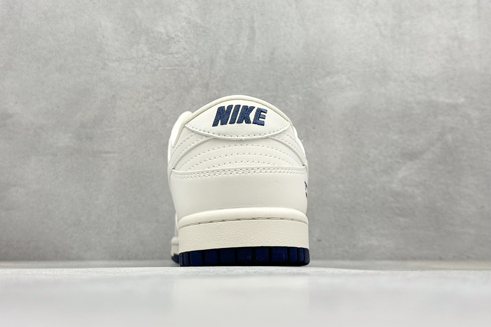 福利特价
Nk SB Dunk Low Supreme 联名 周年高端定制 低帮休闲板鞋
#定制鞋盒 