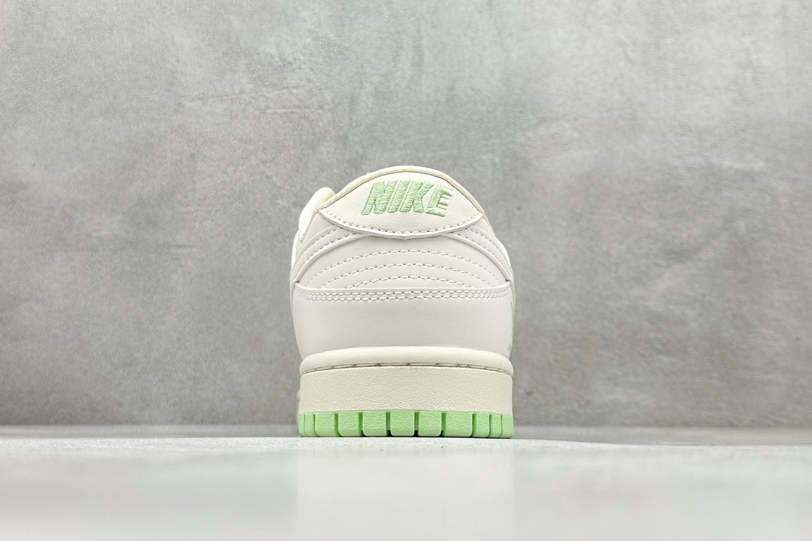 福利特价
Nike SB Dunk Low x Louis Vuitton 白浅绿
纯原大厂出品 极力推