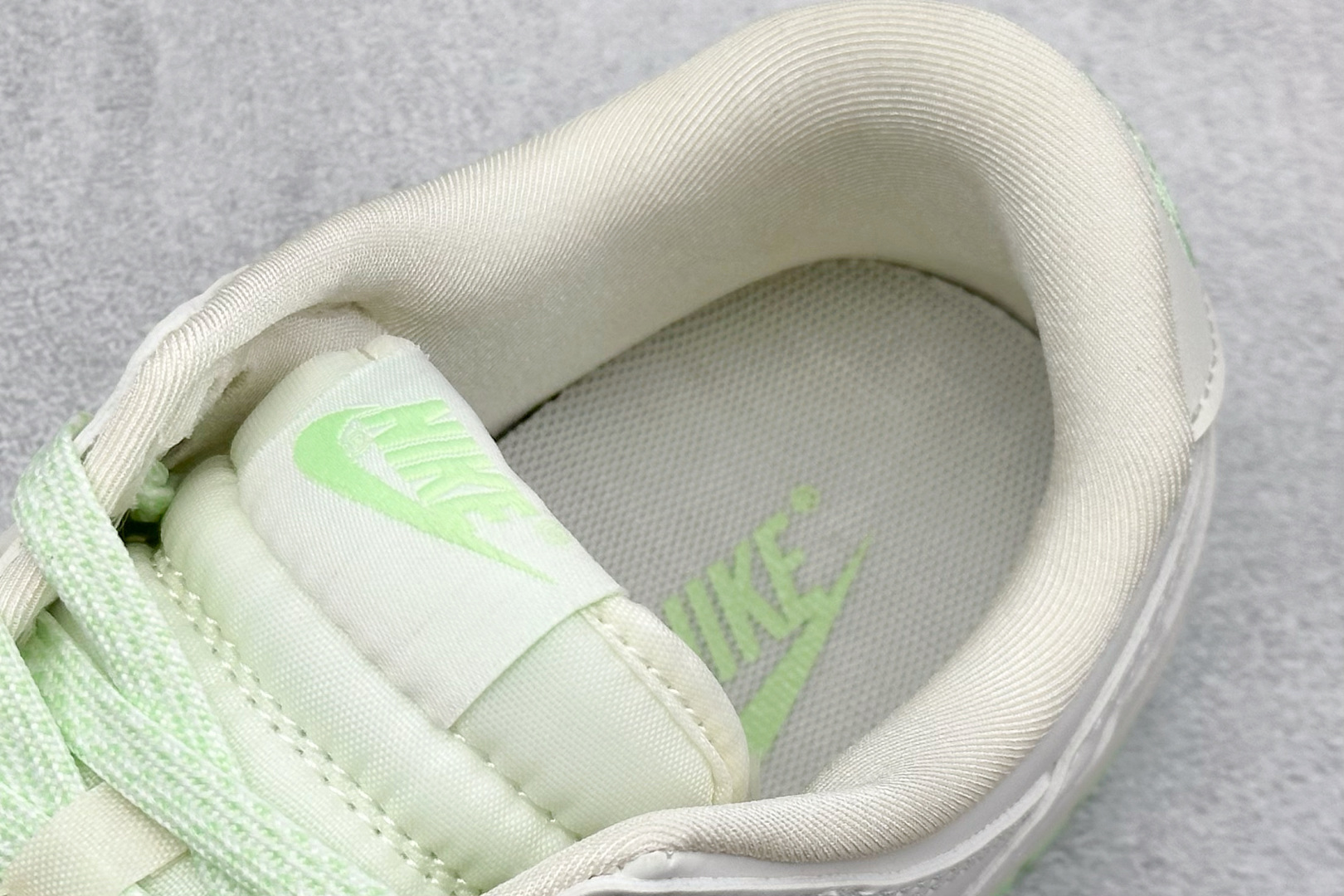福利特价
Nike SB Dunk Low x Louis Vuitton 白浅绿
纯原大厂出品 极力推
